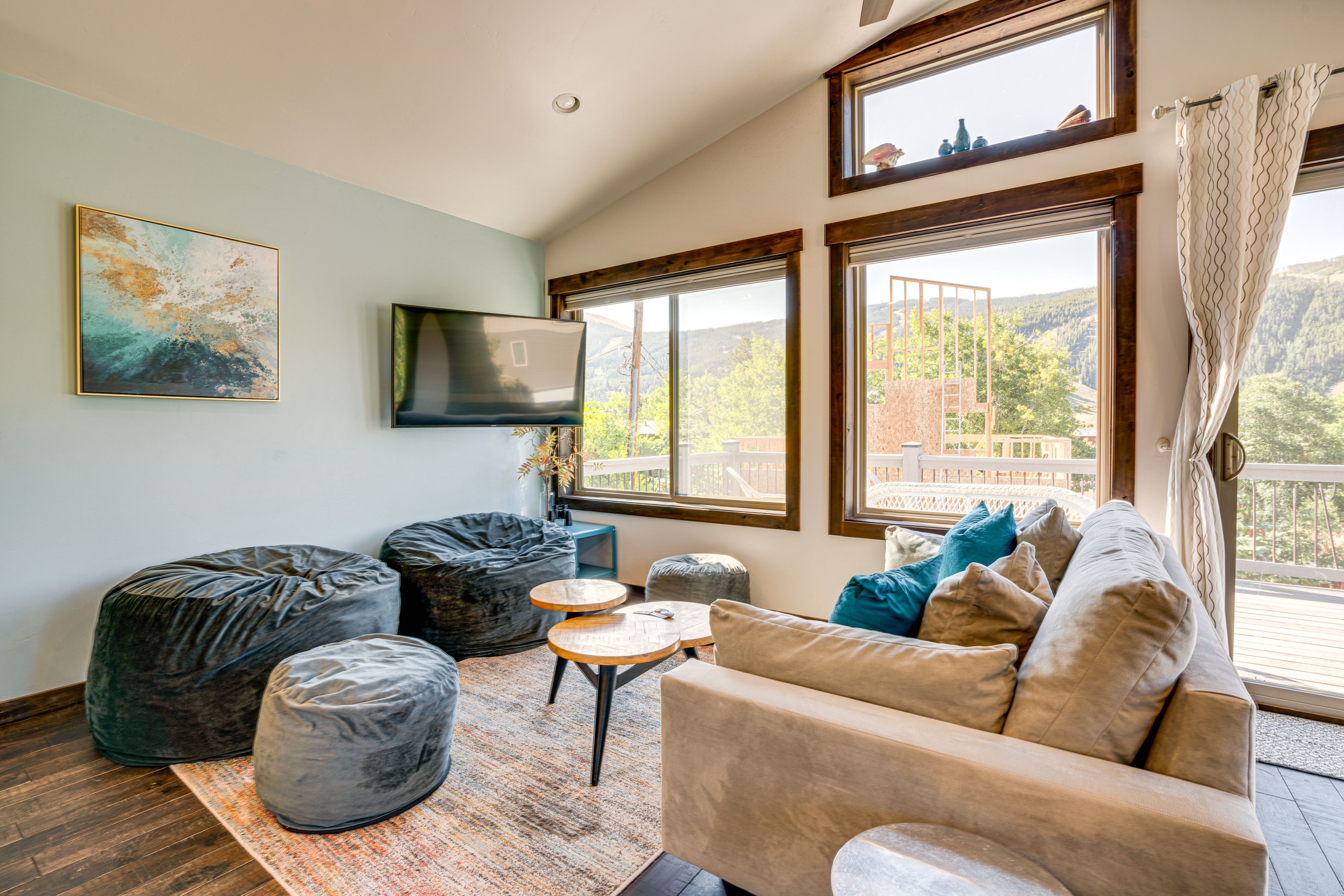 Living Room | Central Heating | Smart TV | 2nd Floor