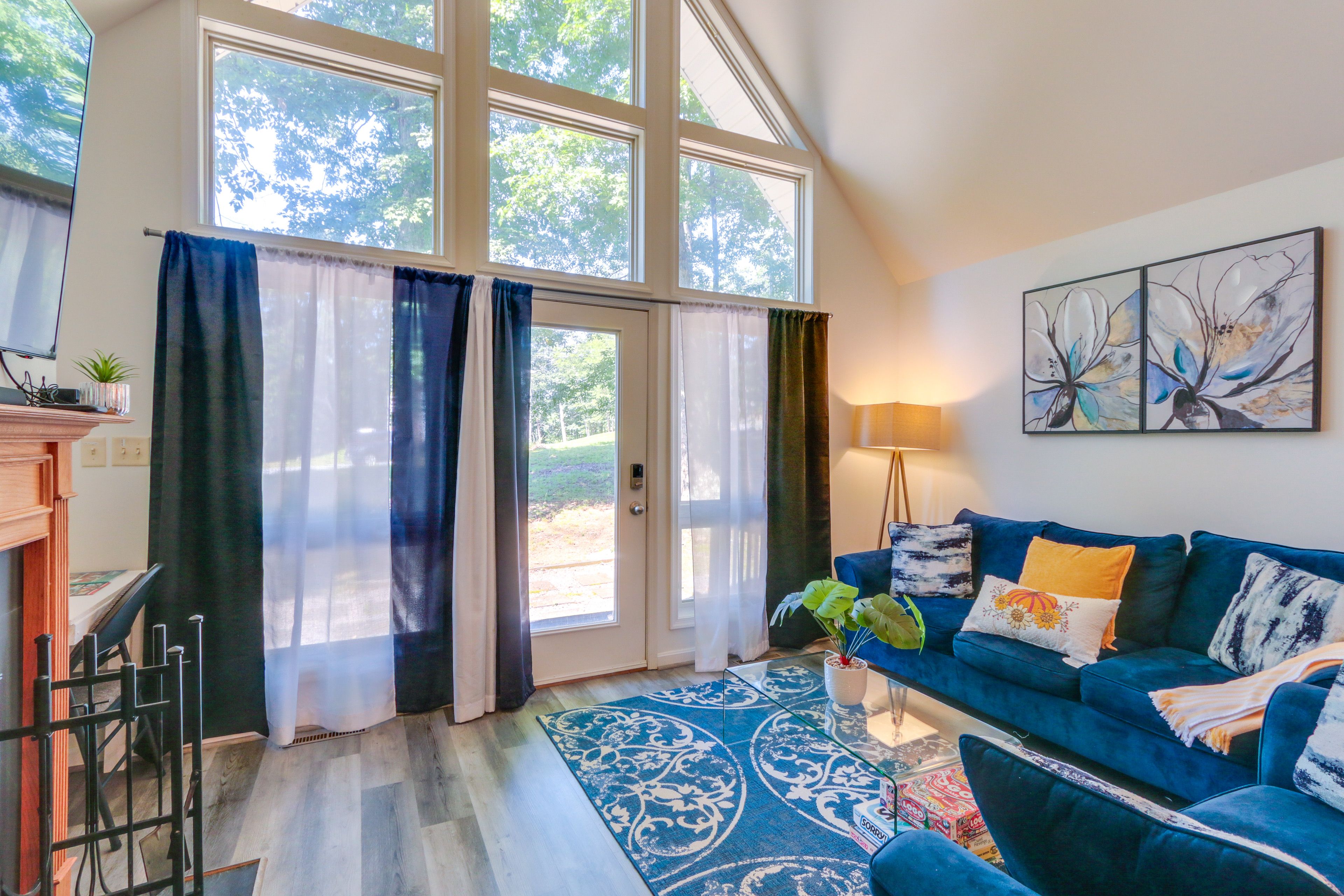 Living Room | Smart TV | Free WiFi | Wood-Burning Fireplace | Work Desk