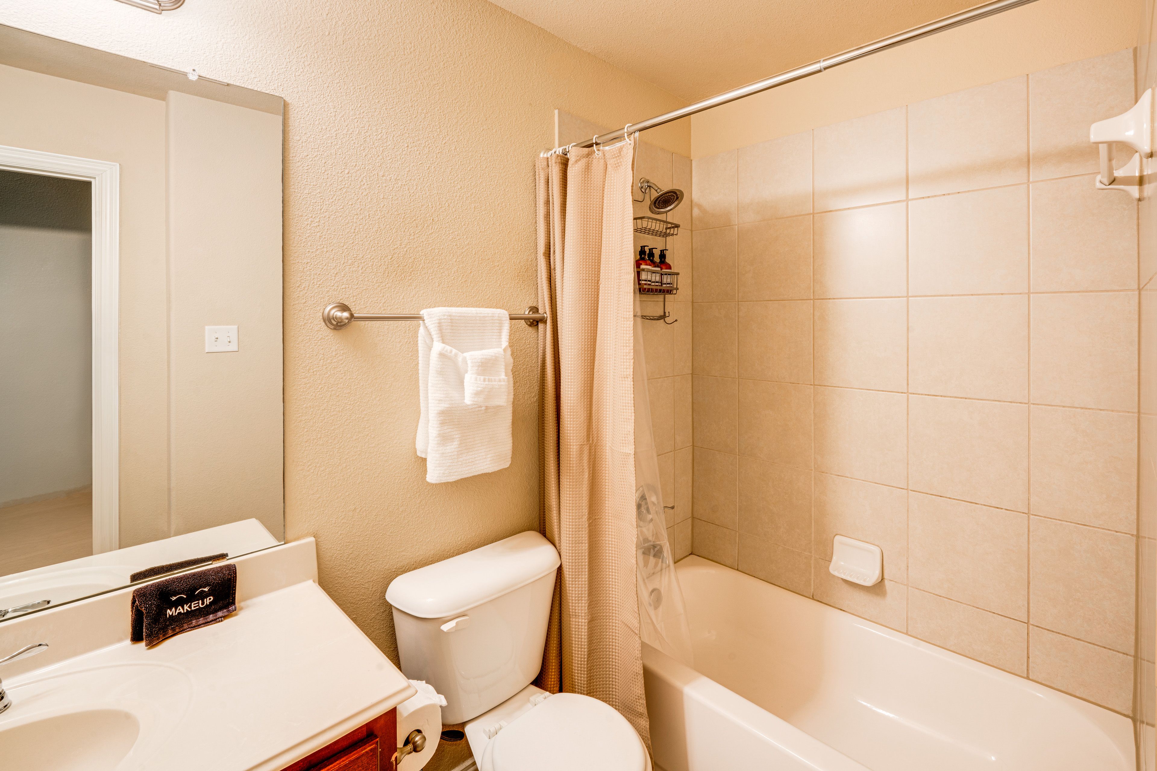 Full Bathroom | Complimentary Toiletries | 2nd Floor