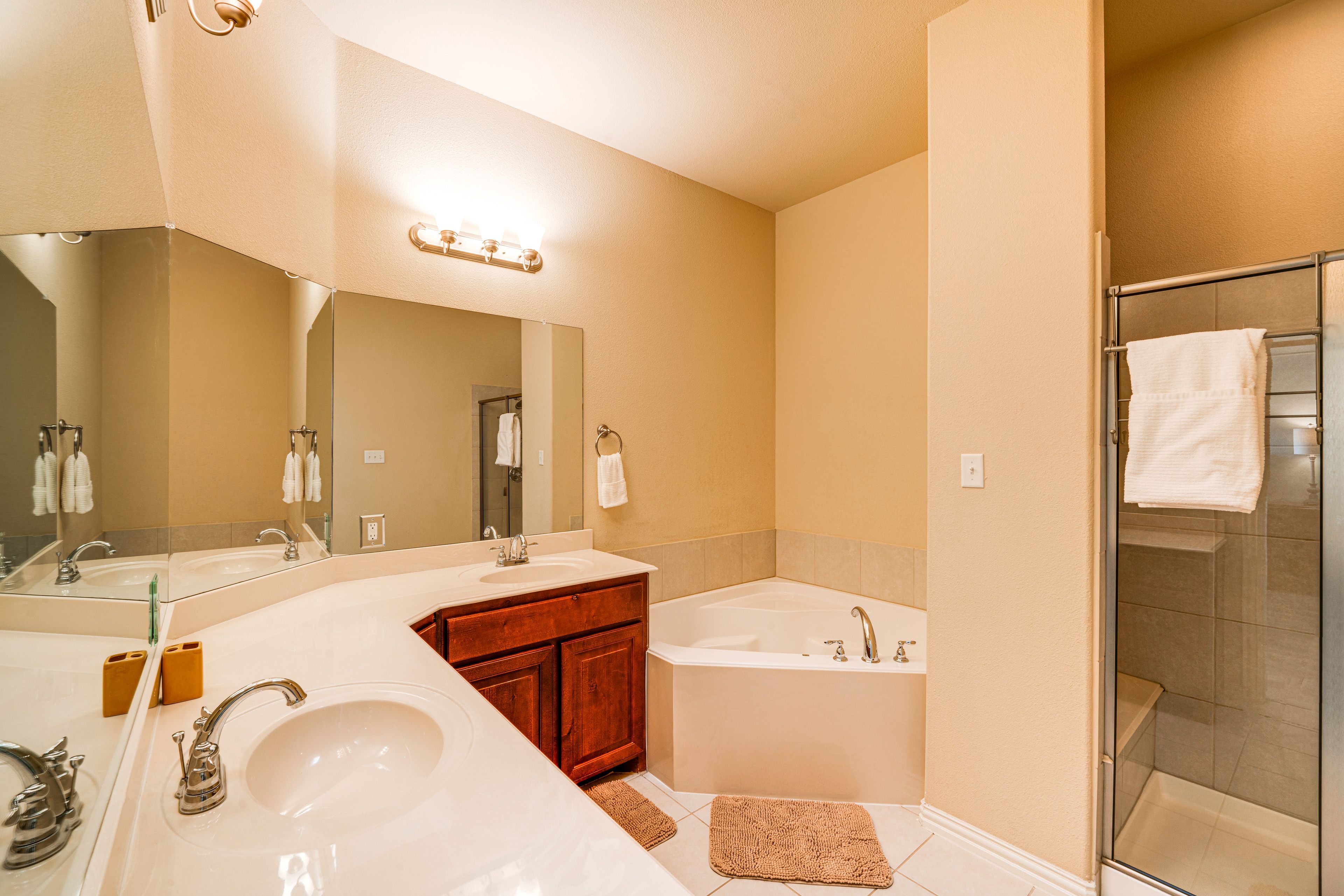 En-Suite Bathroom | Towels Provided | 2nd Floor
