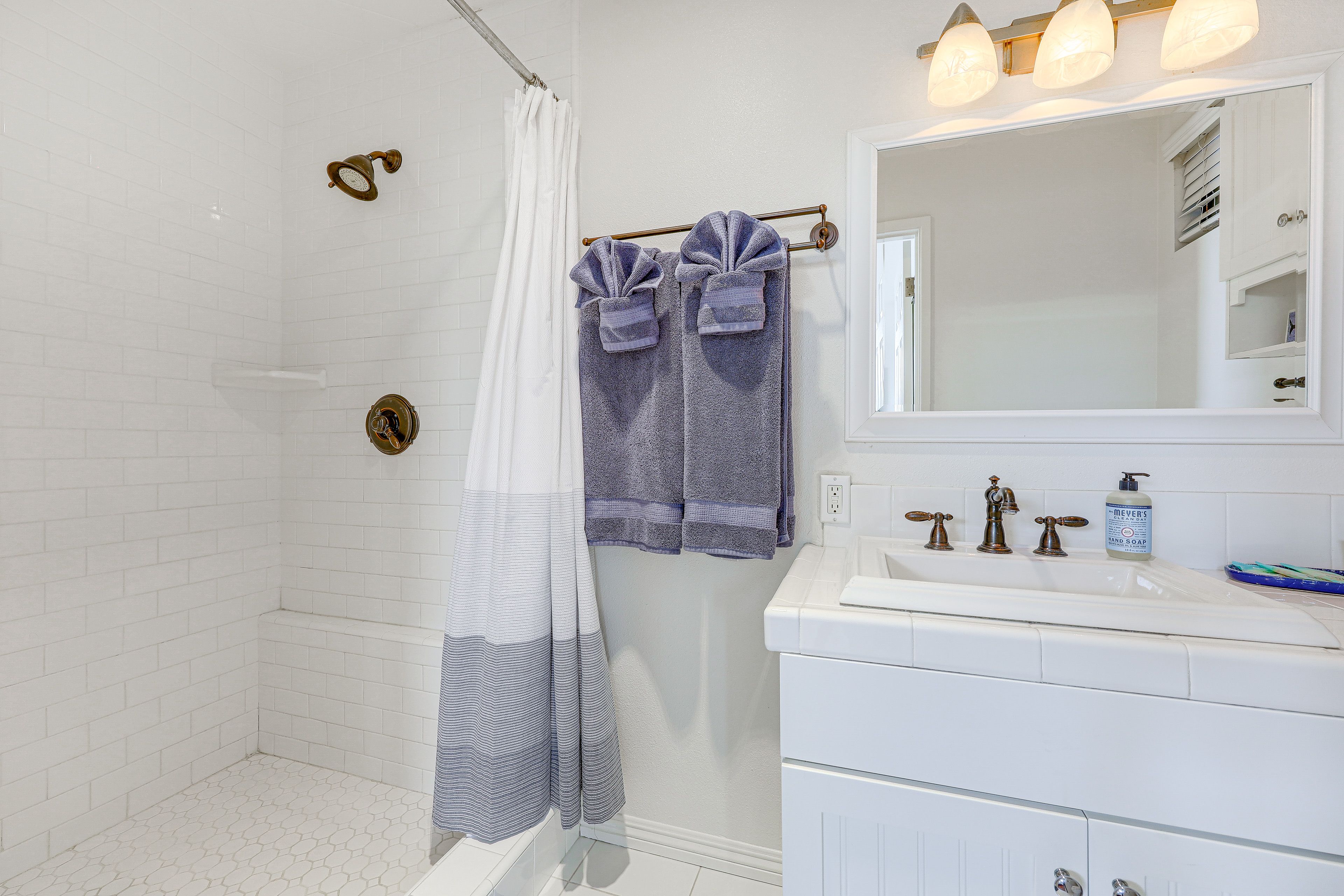Full Bathroom | 2nd Floor | Complimentary Toiletries