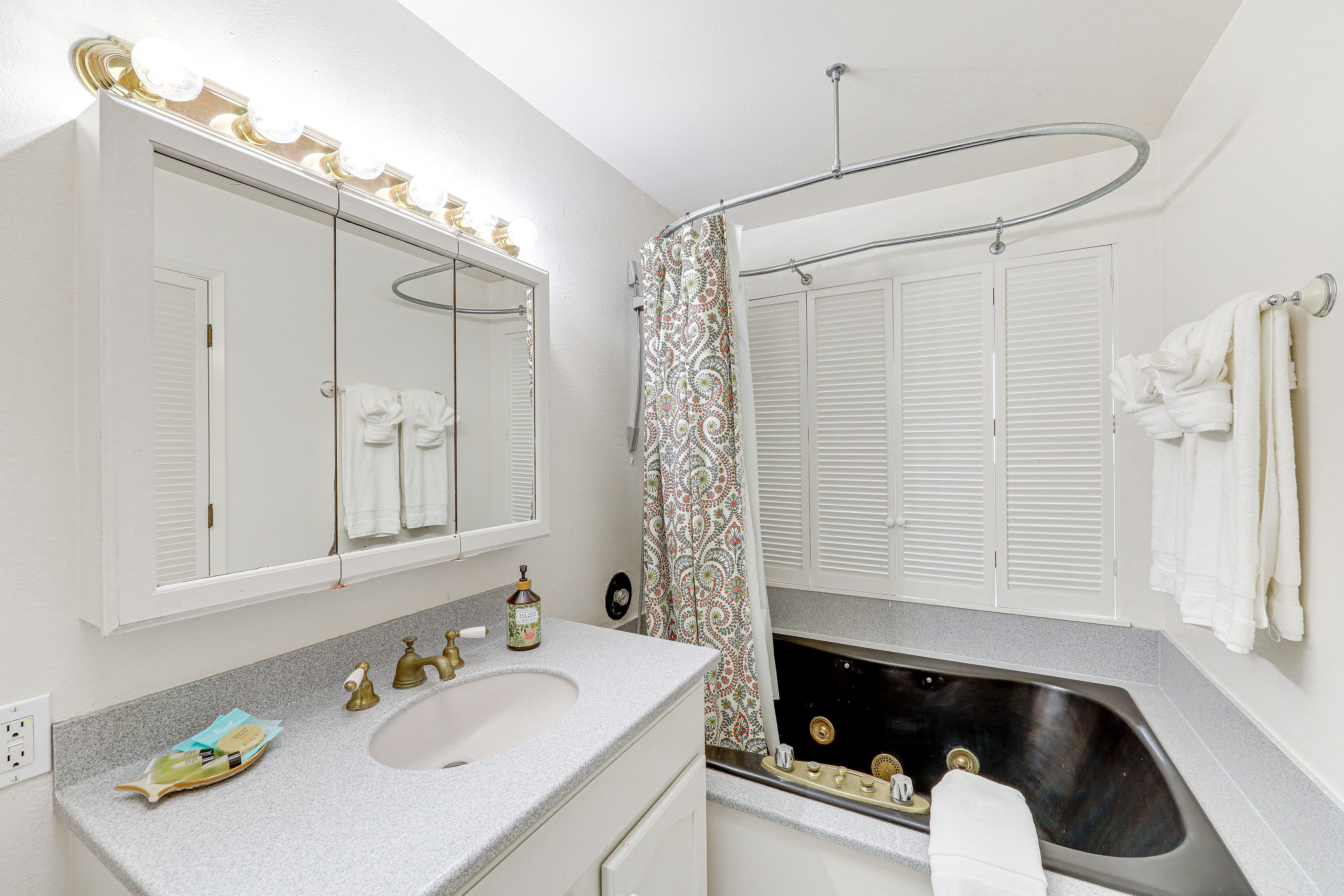 Full Bathroom | 2nd Floor | Towels Provided