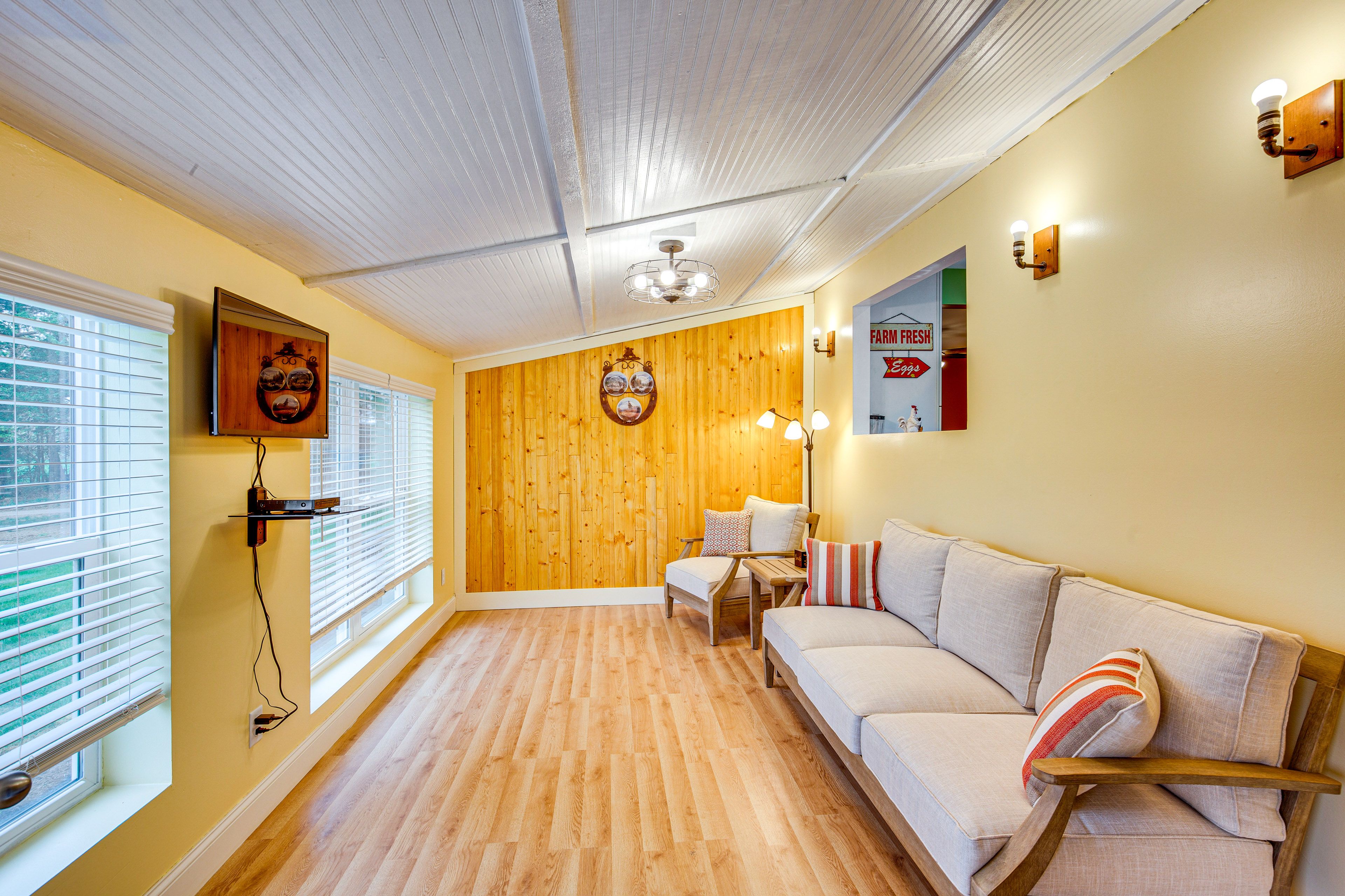 Back Living Area | Flat-Screen TV w/ Cable