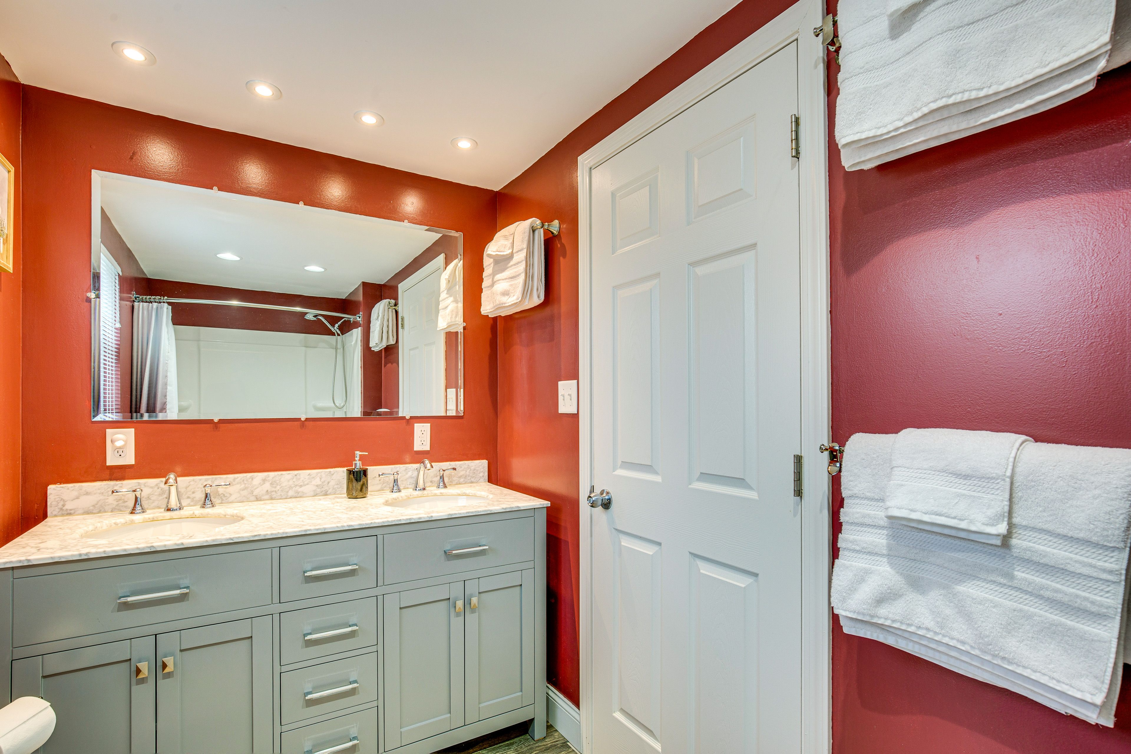 Full Bathroom | Complimentary Toiletries