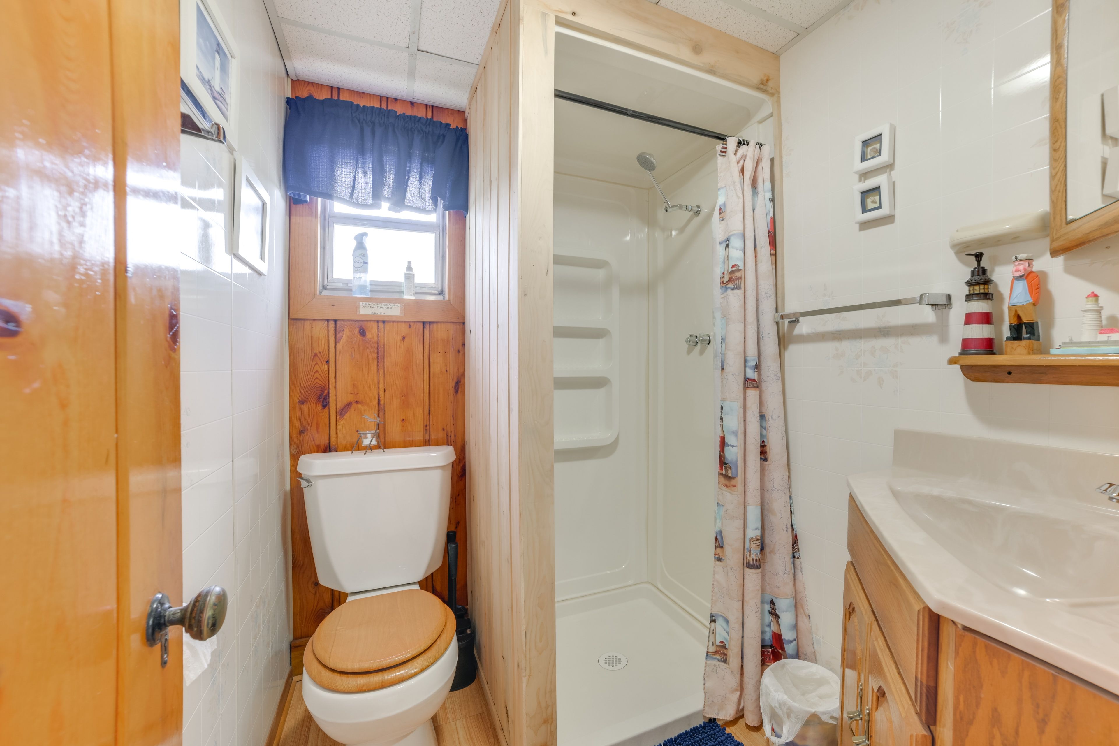 Full Bathroom | Complimentary Toiletries | Towels Provided