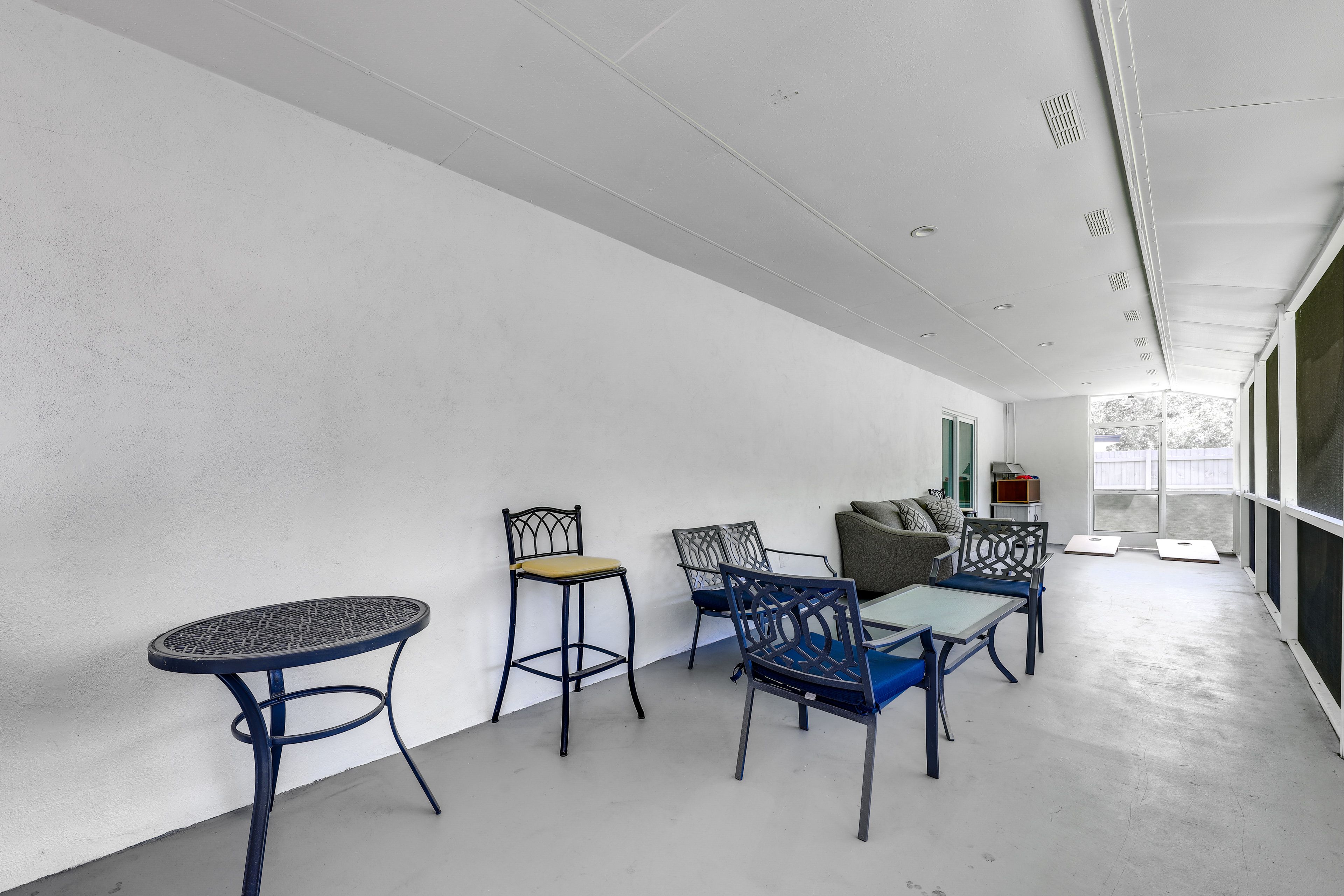 Screened Porch | Cornhole