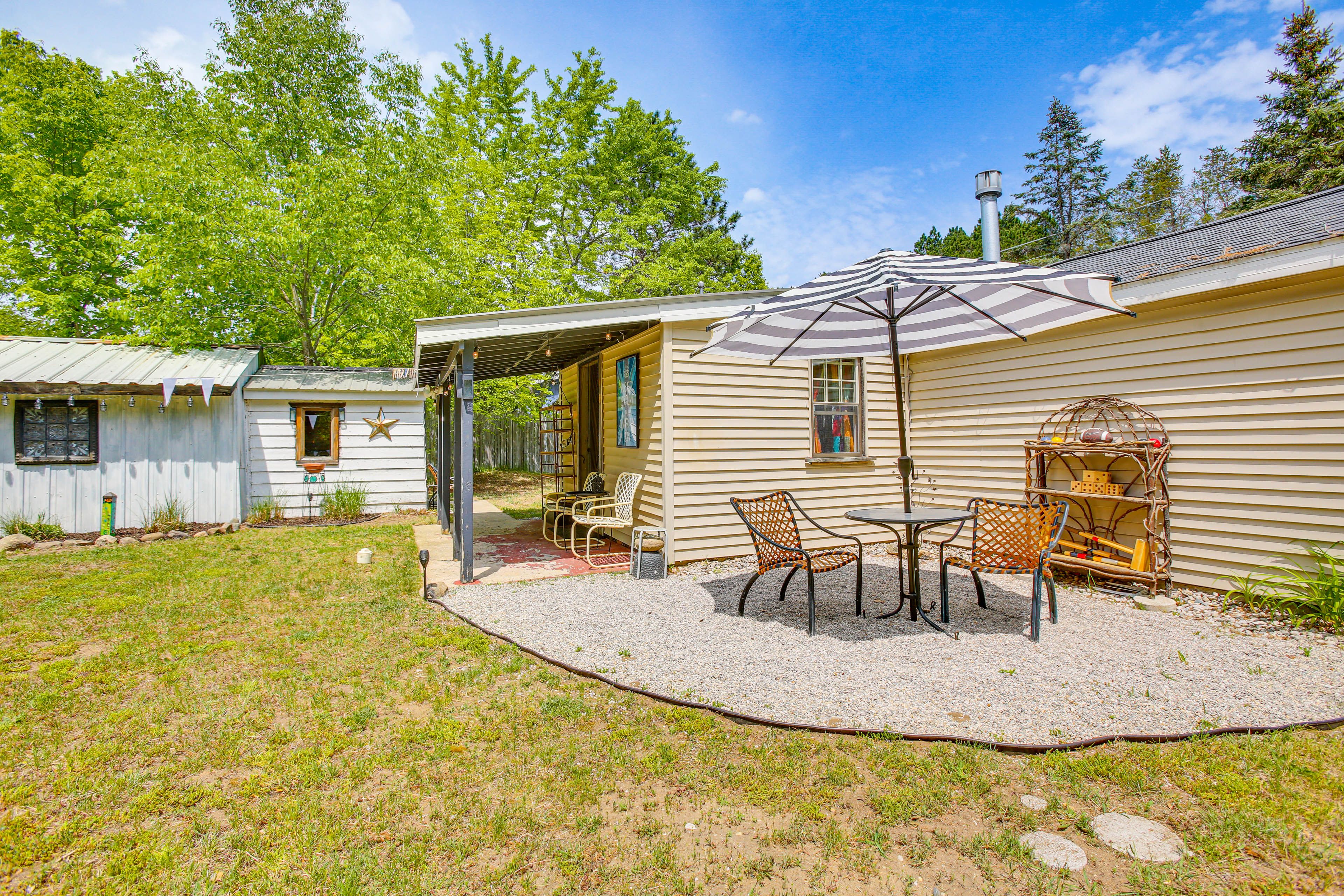 Cottage Exterior | Lounge Seating | Free WiFi | Single-Story Property