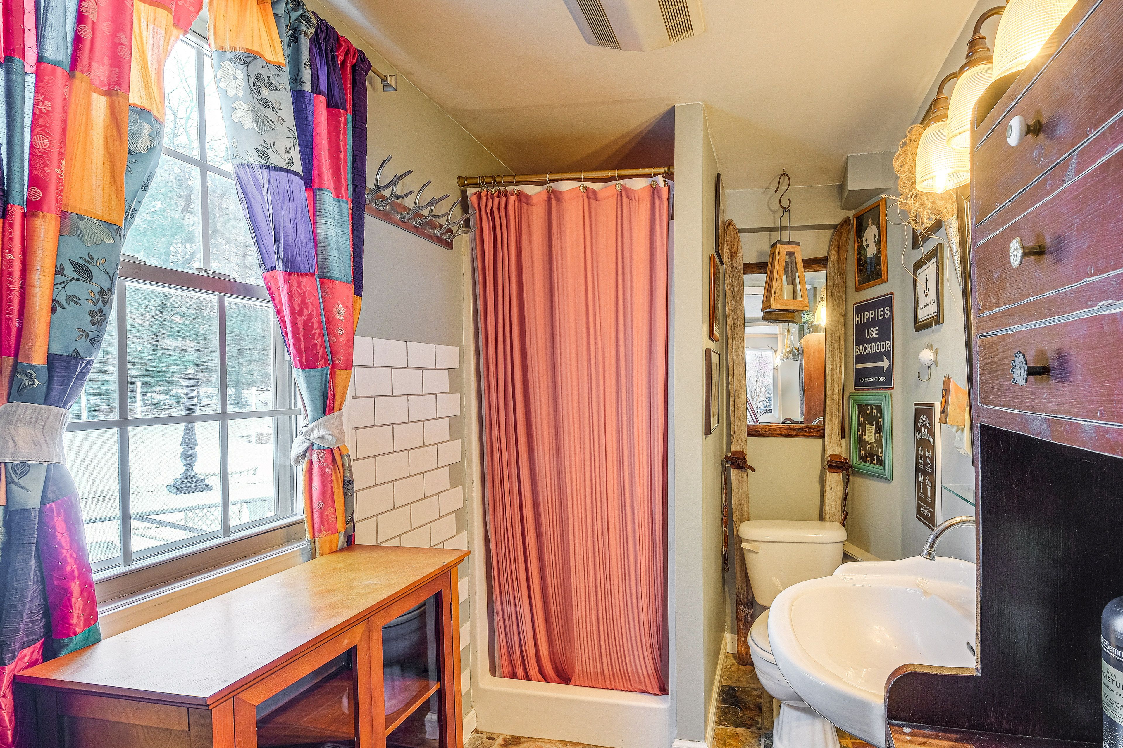 Full Bathroom | Complimentary Toiletries | Towels Provided