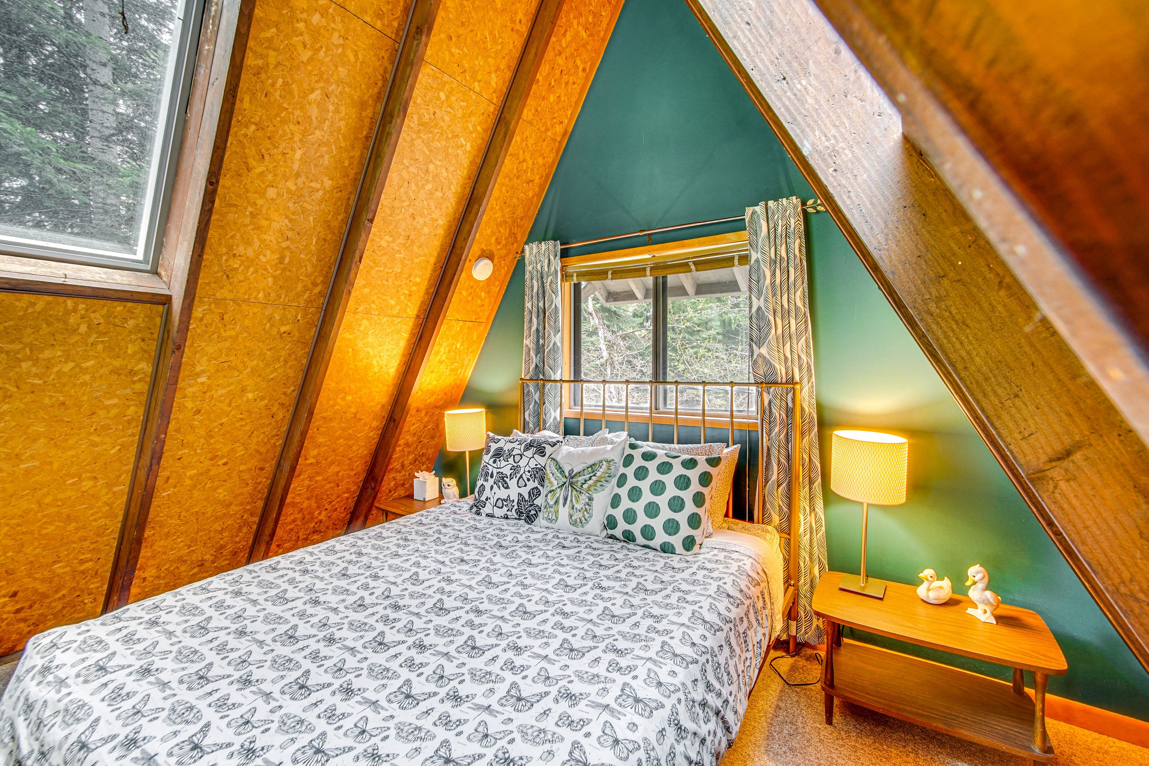 Loft | Queen Bed | Upper Level