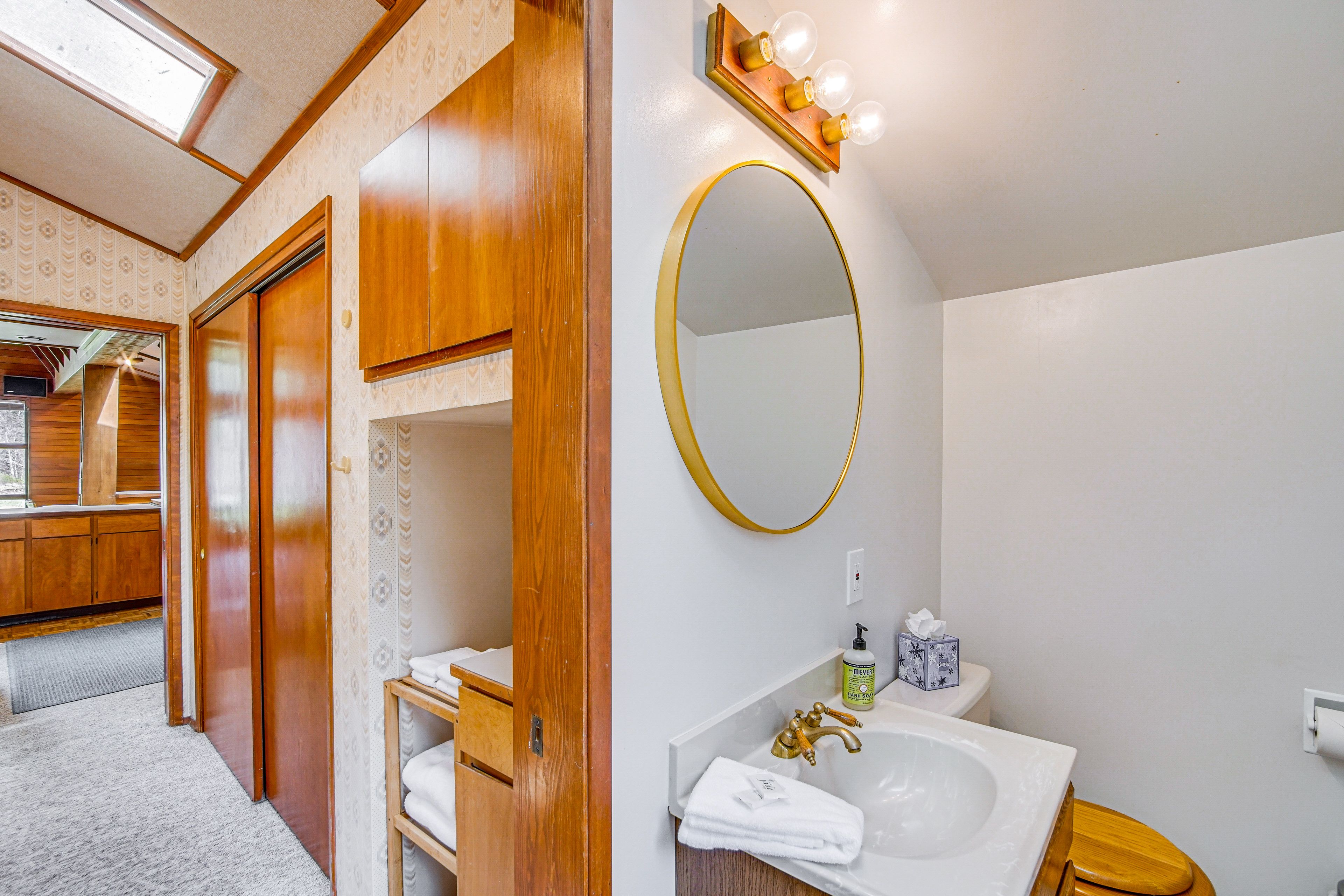 Full Bathroom | Towels Provided | Complimentary Toiletries | Main Level