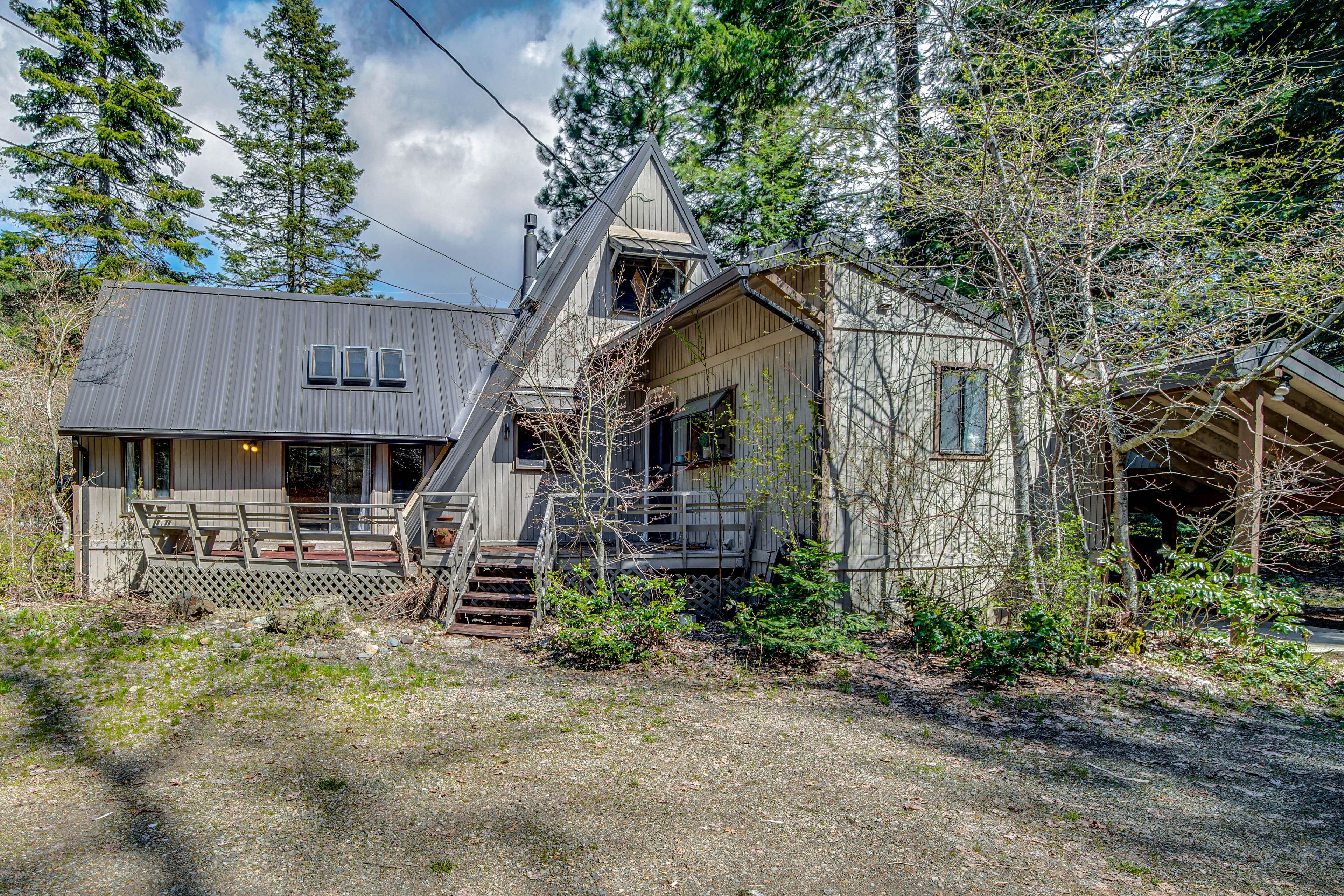 Parking | Carport (1 Vehicle) | Driveway (3 Vehicles) | RV Parking Available