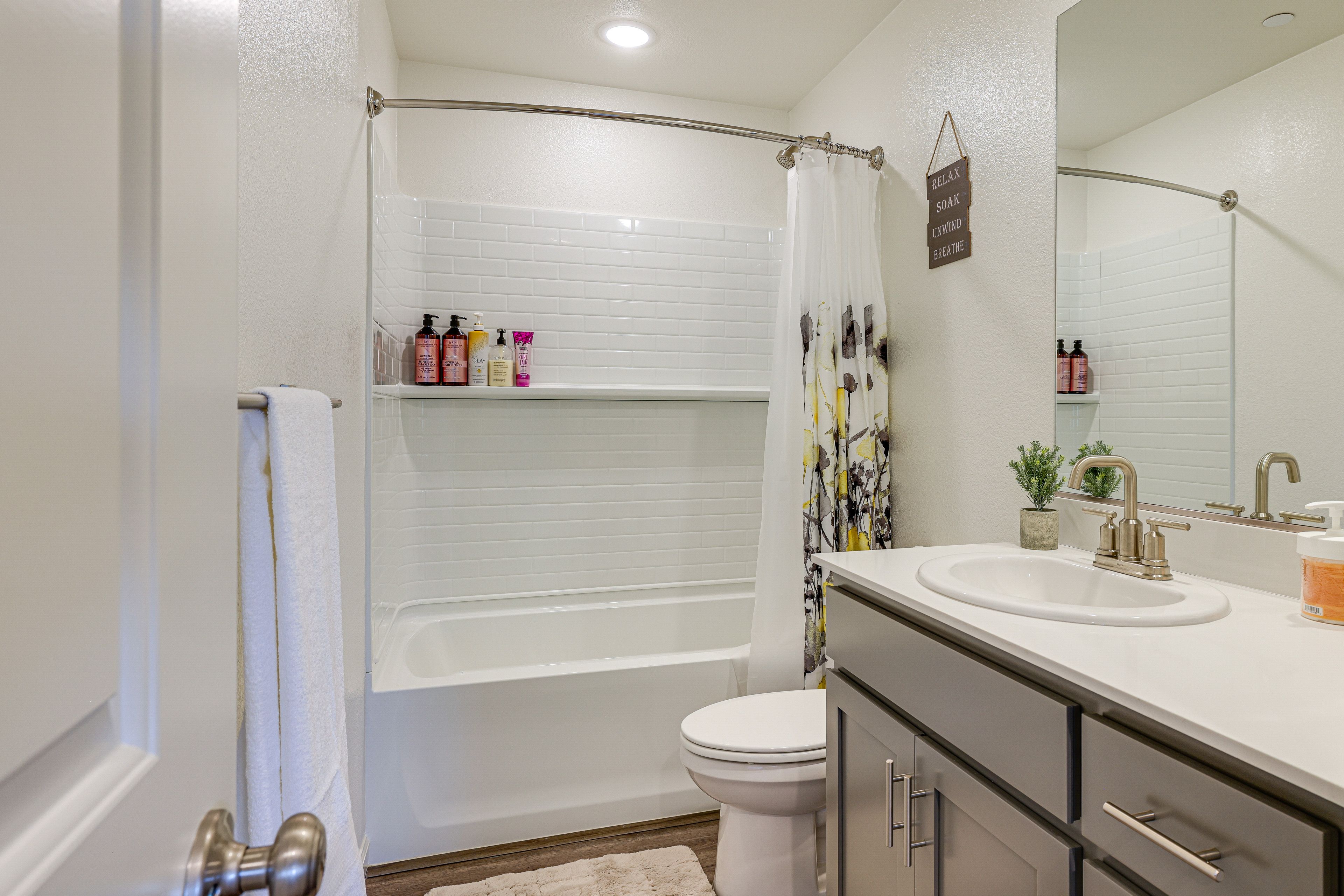 Full Bathroom | Complimentary Toiletries | 2nd Floor