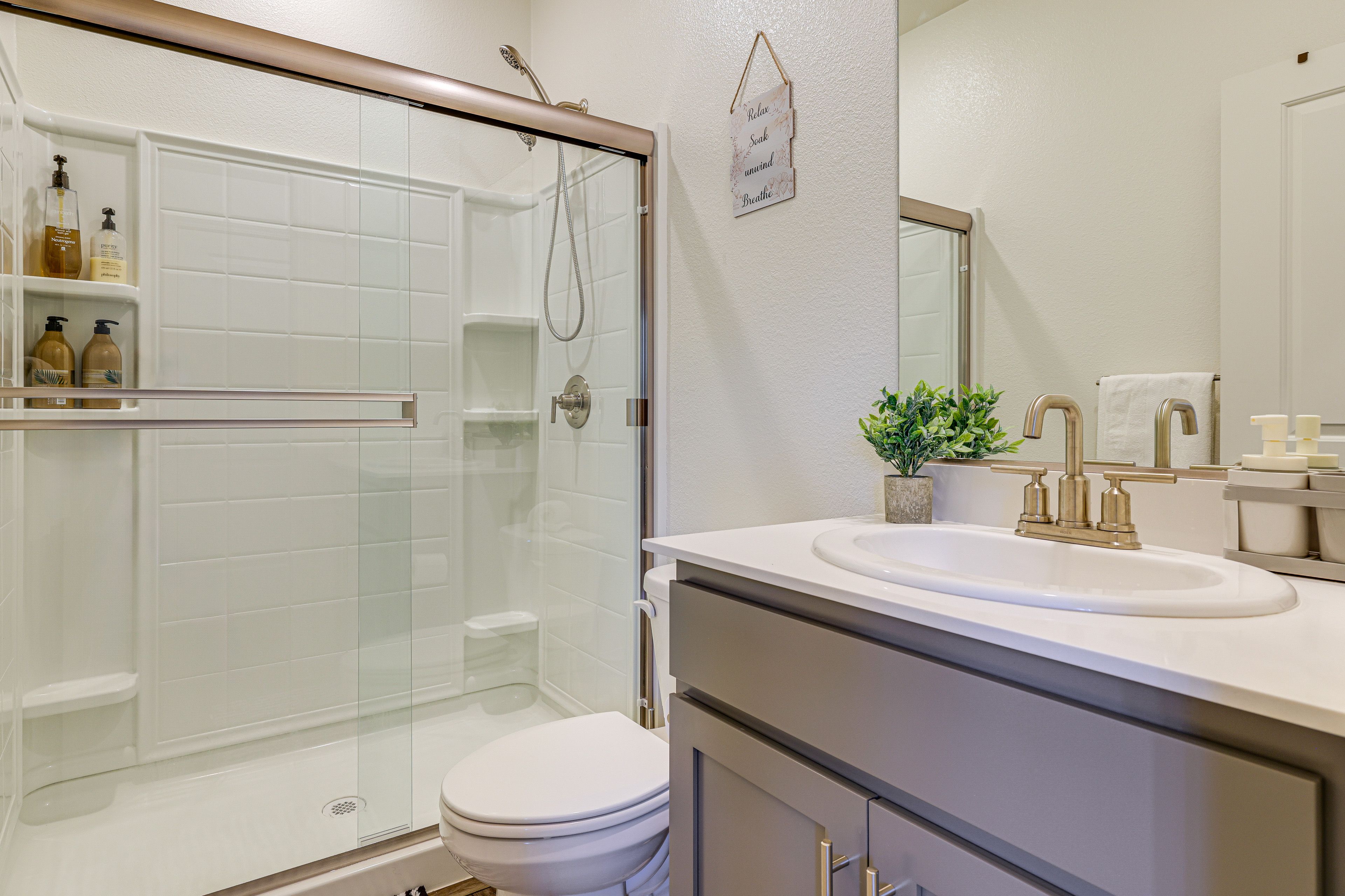 Full Bathroom | Towels Provided | 1st Floor