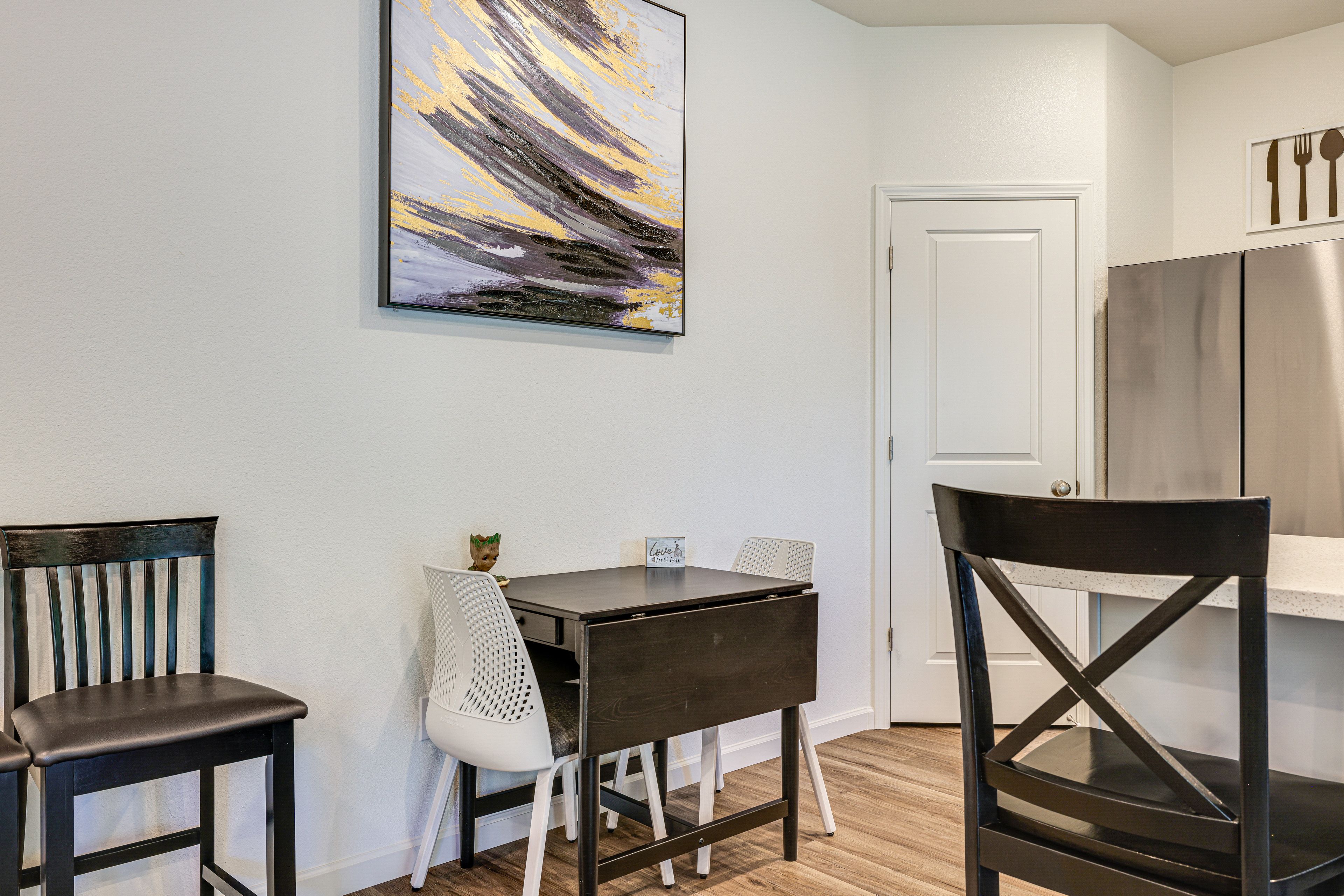 Dining Area | Dishware/Flatware Provided | 1st Floor