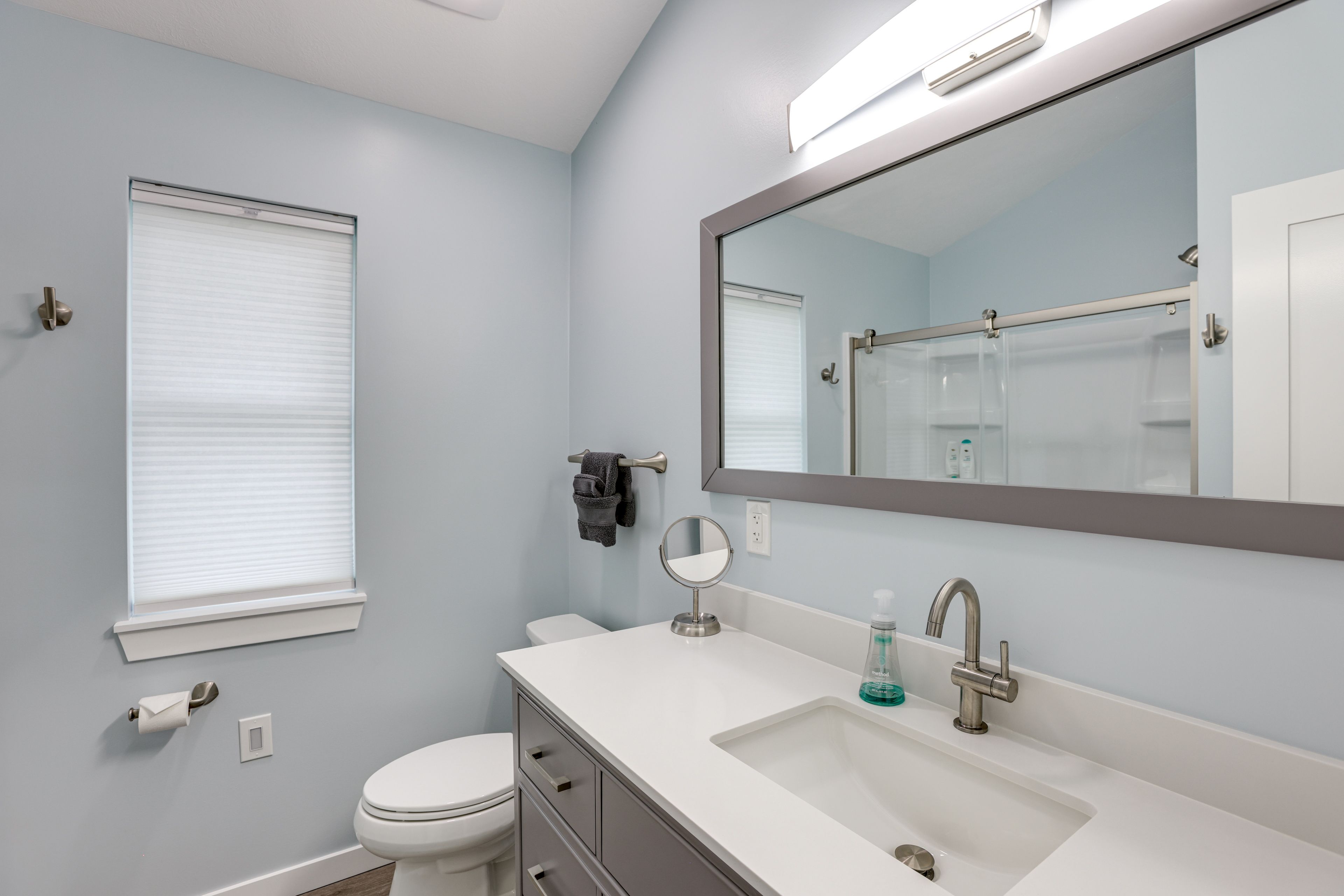Full Bathroom | Towels Provided | 2nd Floor