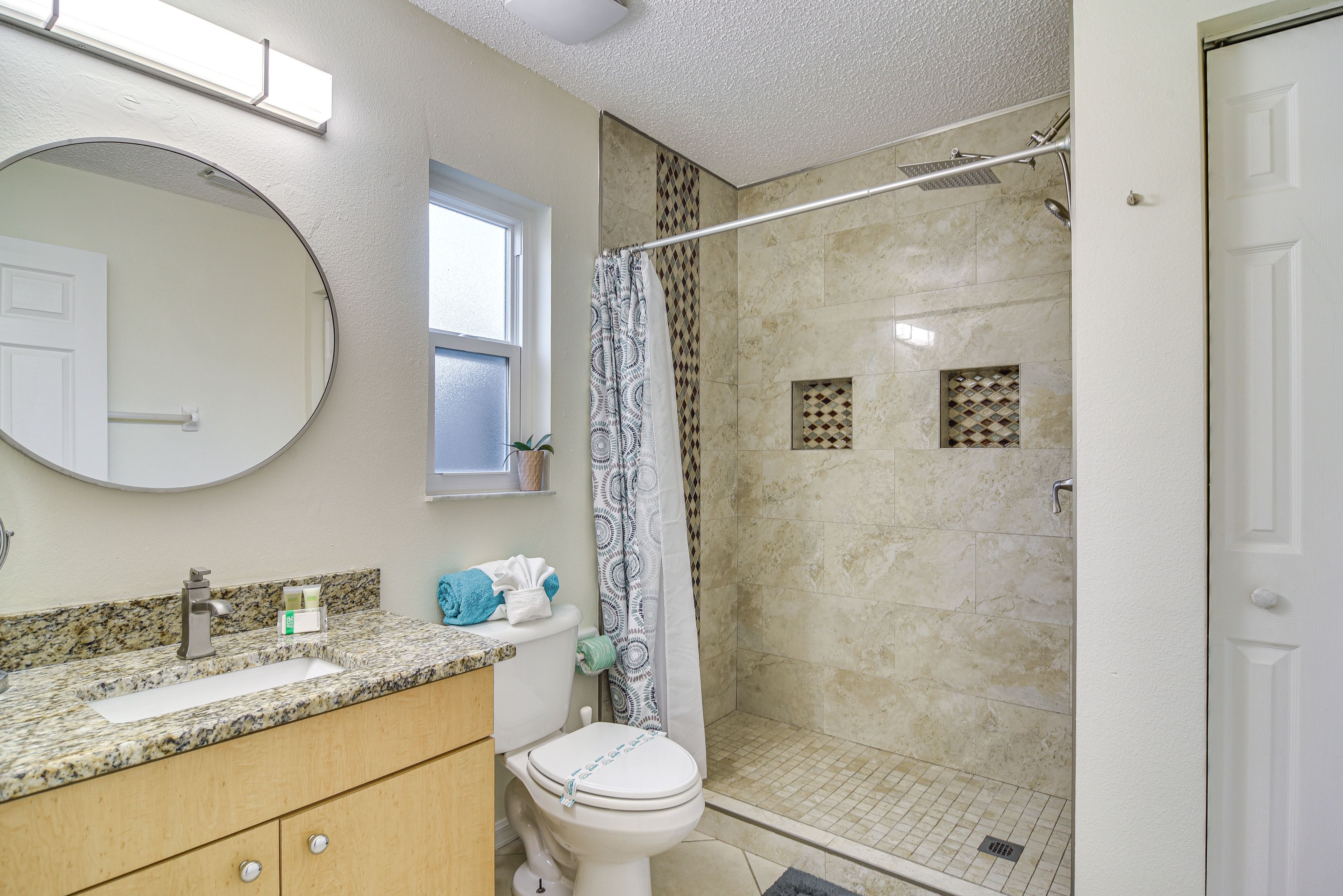 Full Bath | Complimentary Toiletries