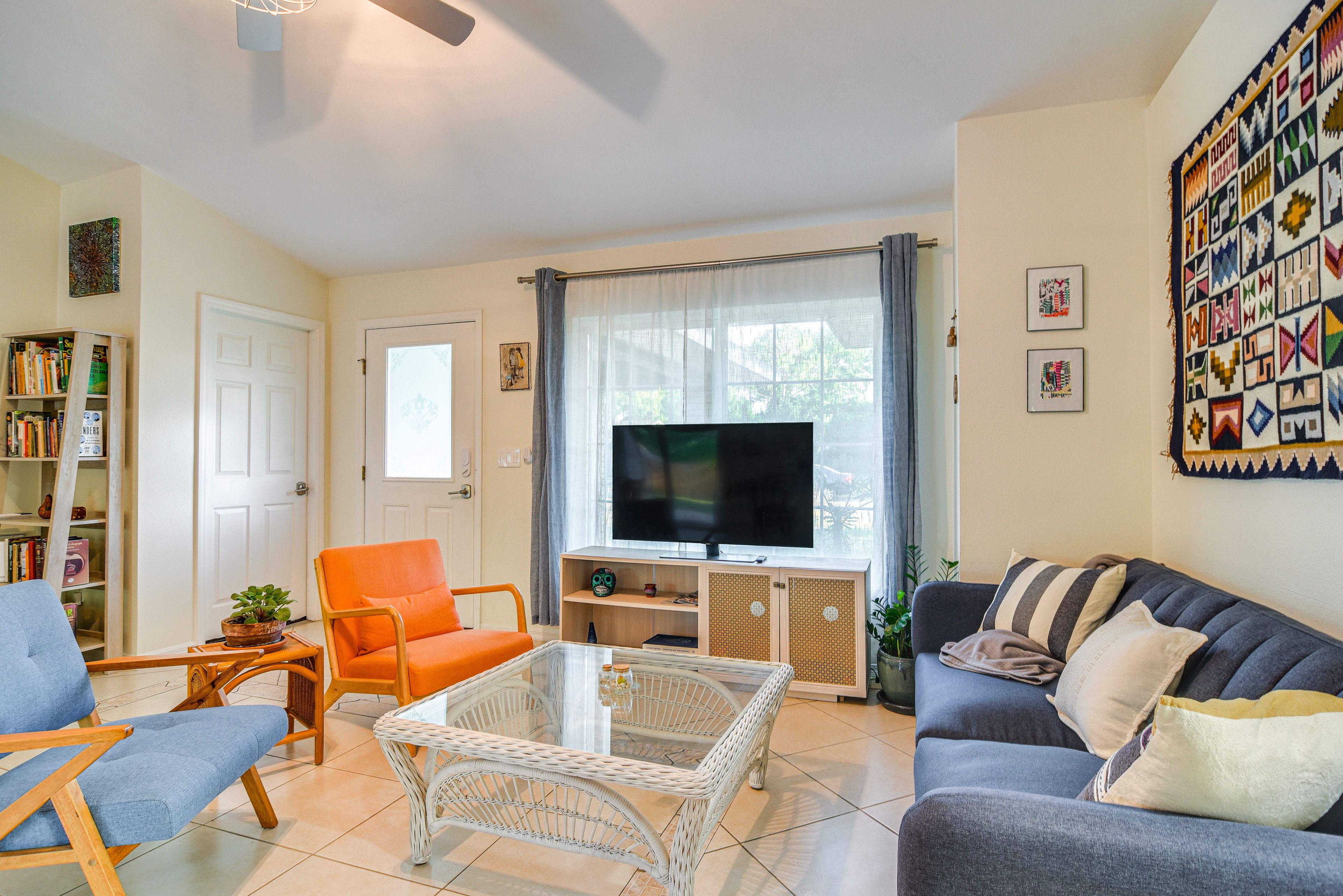 Living Room | Smart TV | Board Games & Books