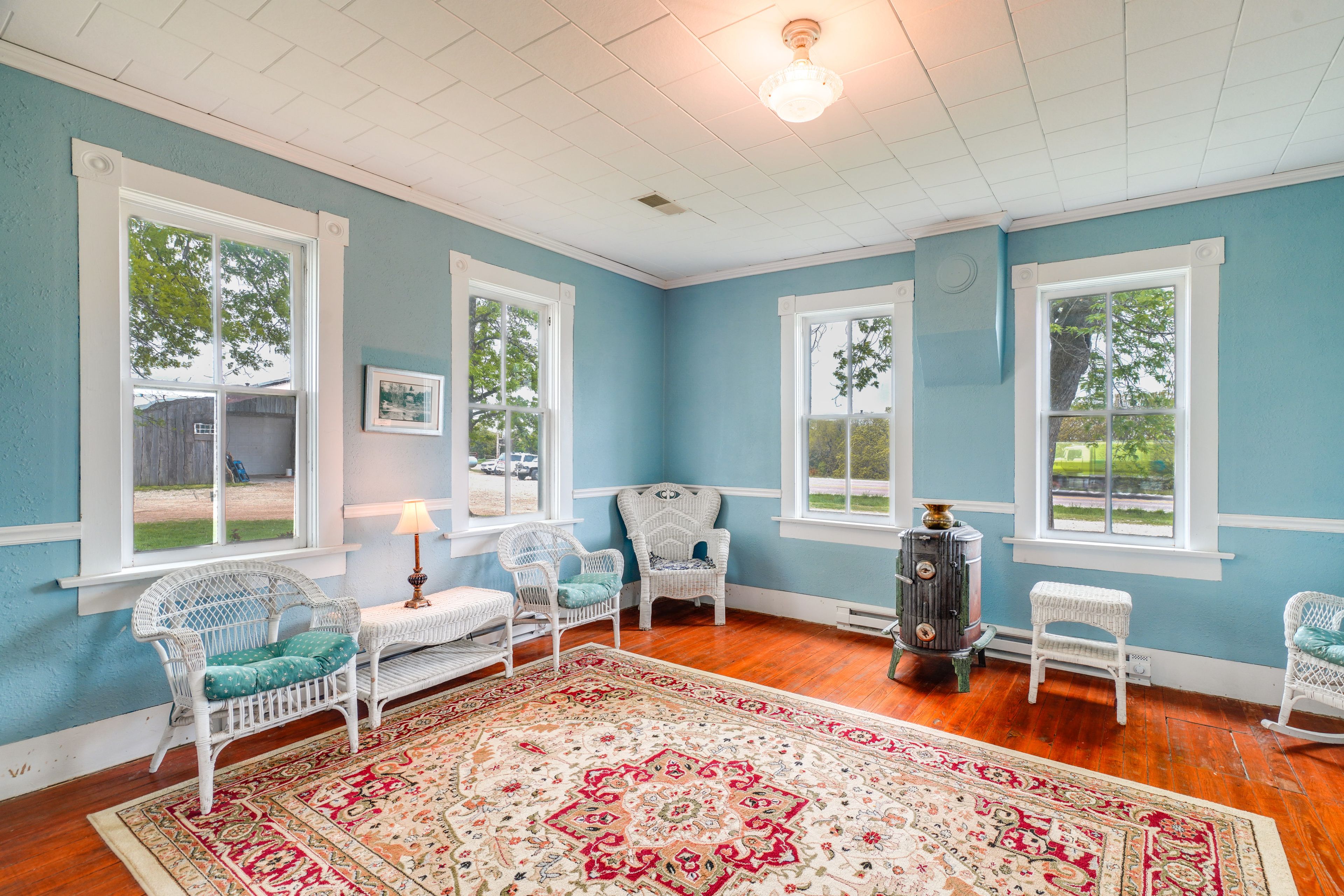 Living Room | Central Air Conditioning/Heat | 1st Floor