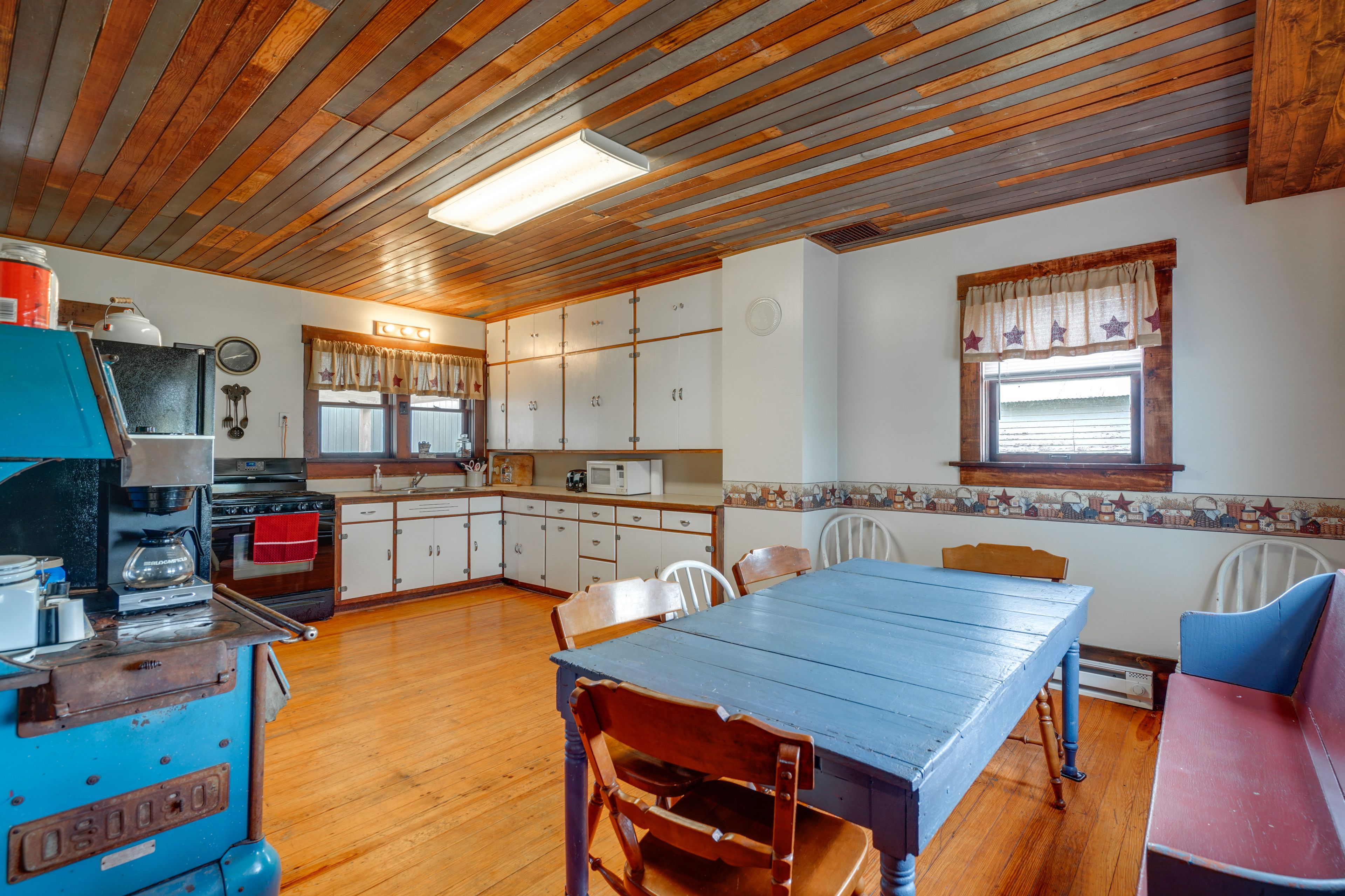 Dining Area 1 | Dishware/Flatware Provided | 1st Floor