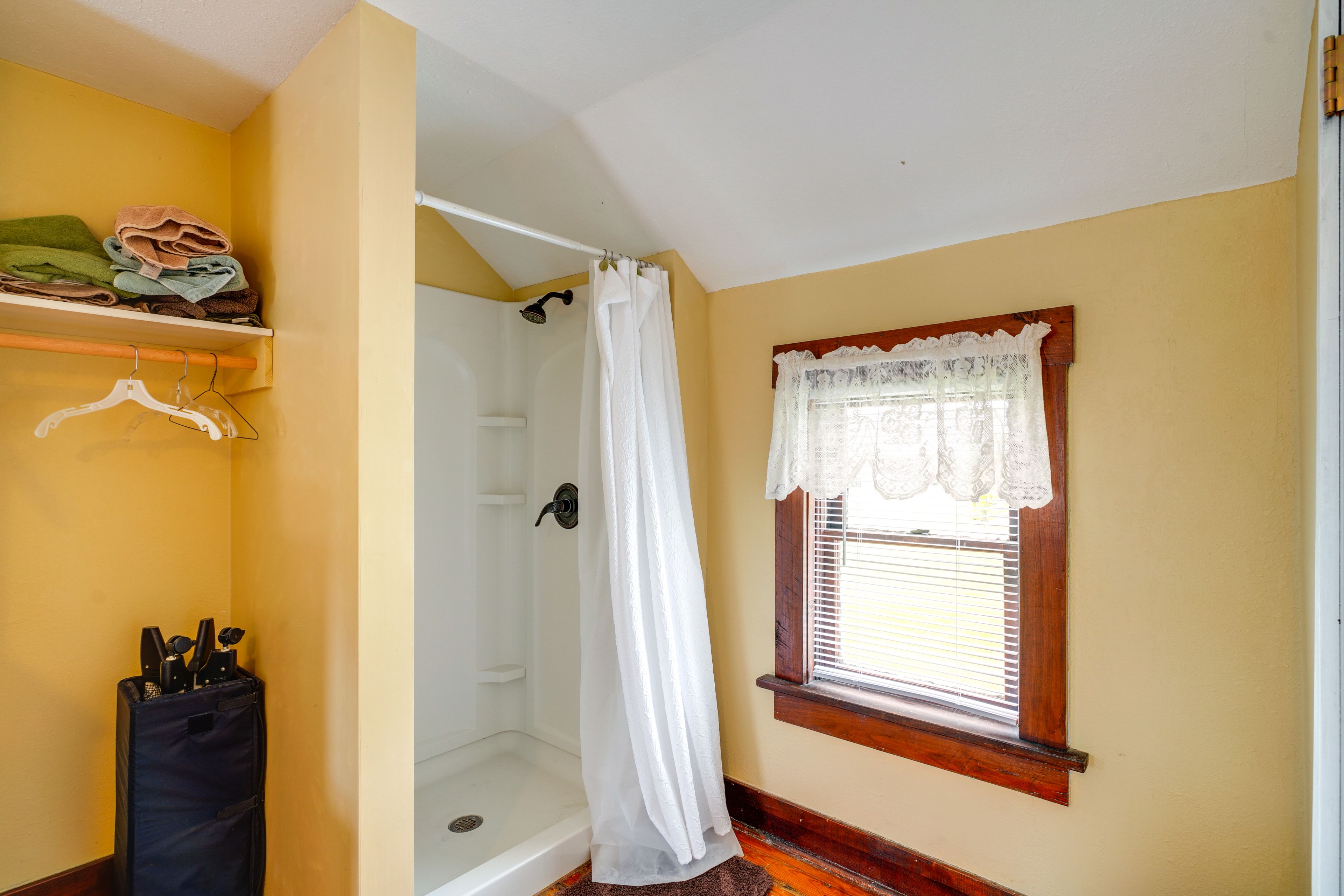 Full Bathroom | 2nd Floor