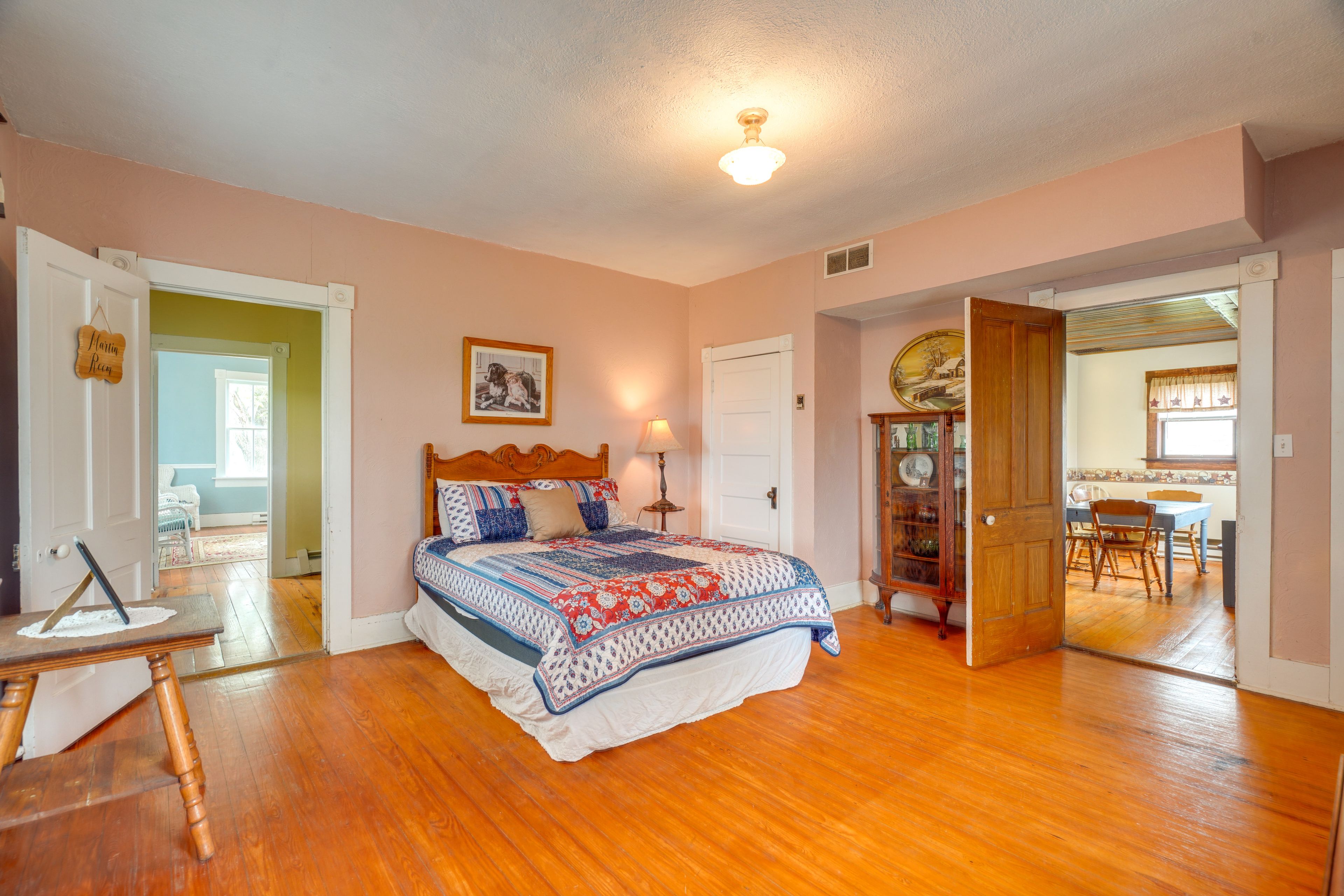 Bedroom 1 | Queen Bed | Flat-Screen TV | 1st Floor