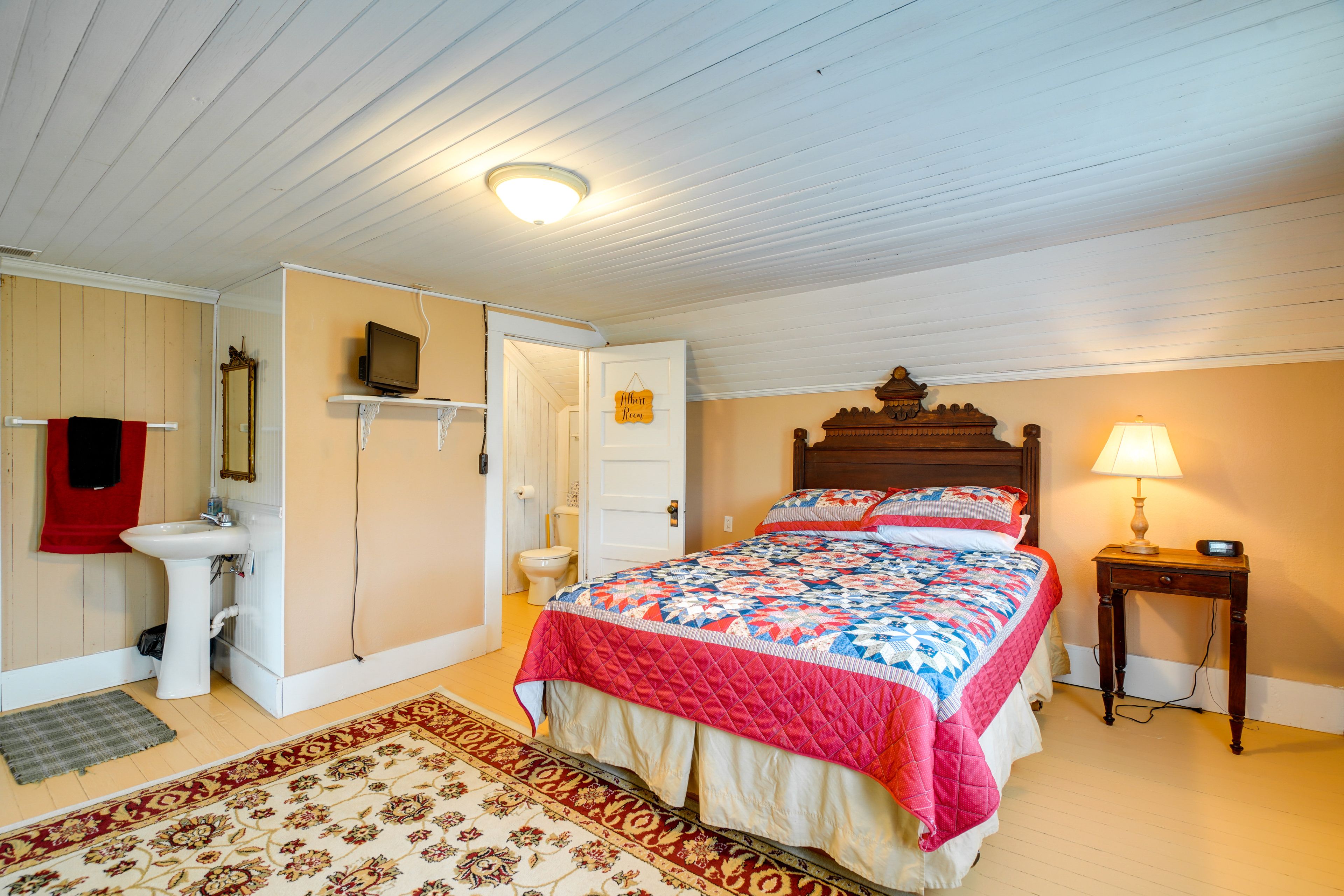 Full Bathroom | Shower | Towels Provided | 2nd Floor