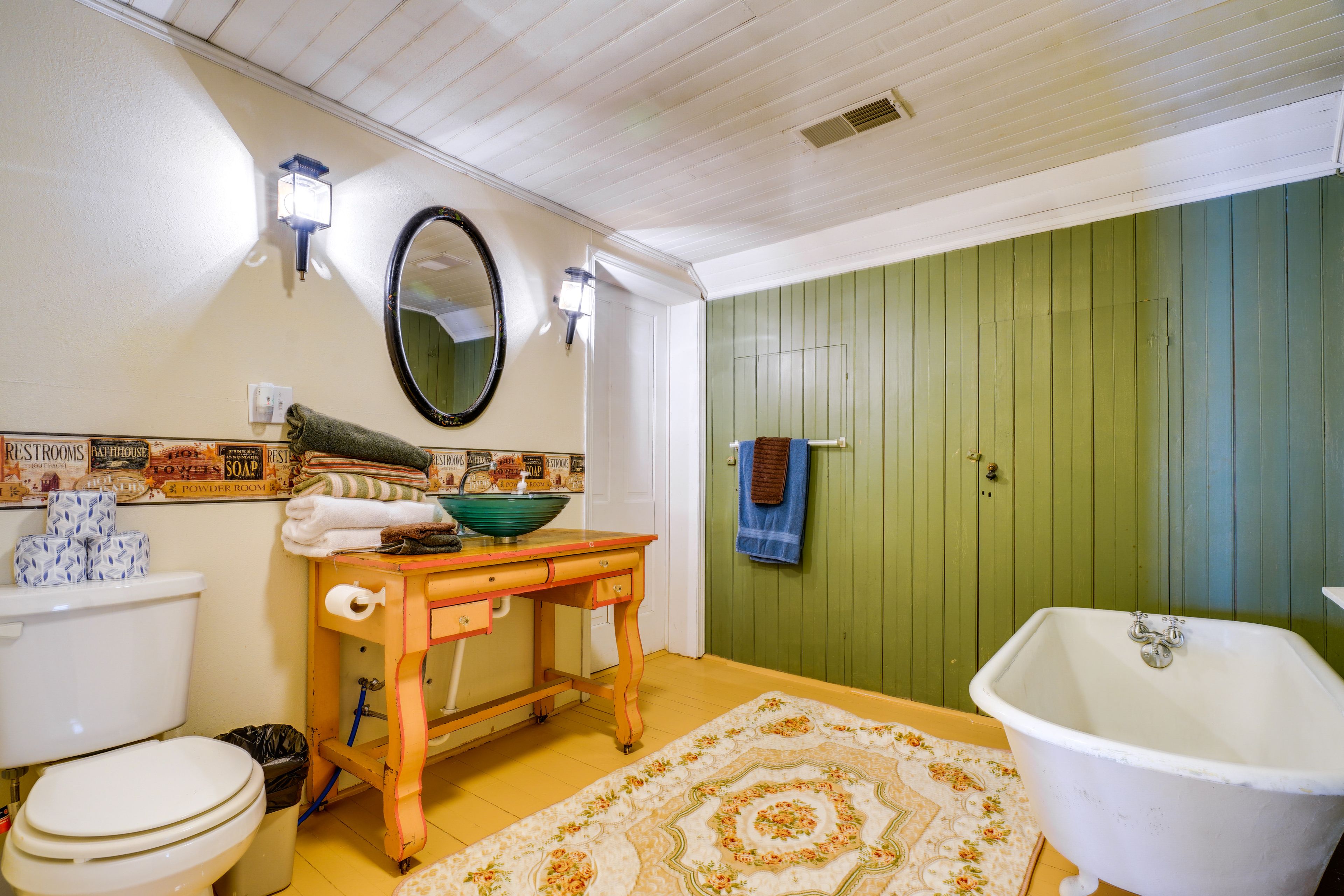 Full Bathroom | Complimentary Toiletries | 1st Floor
