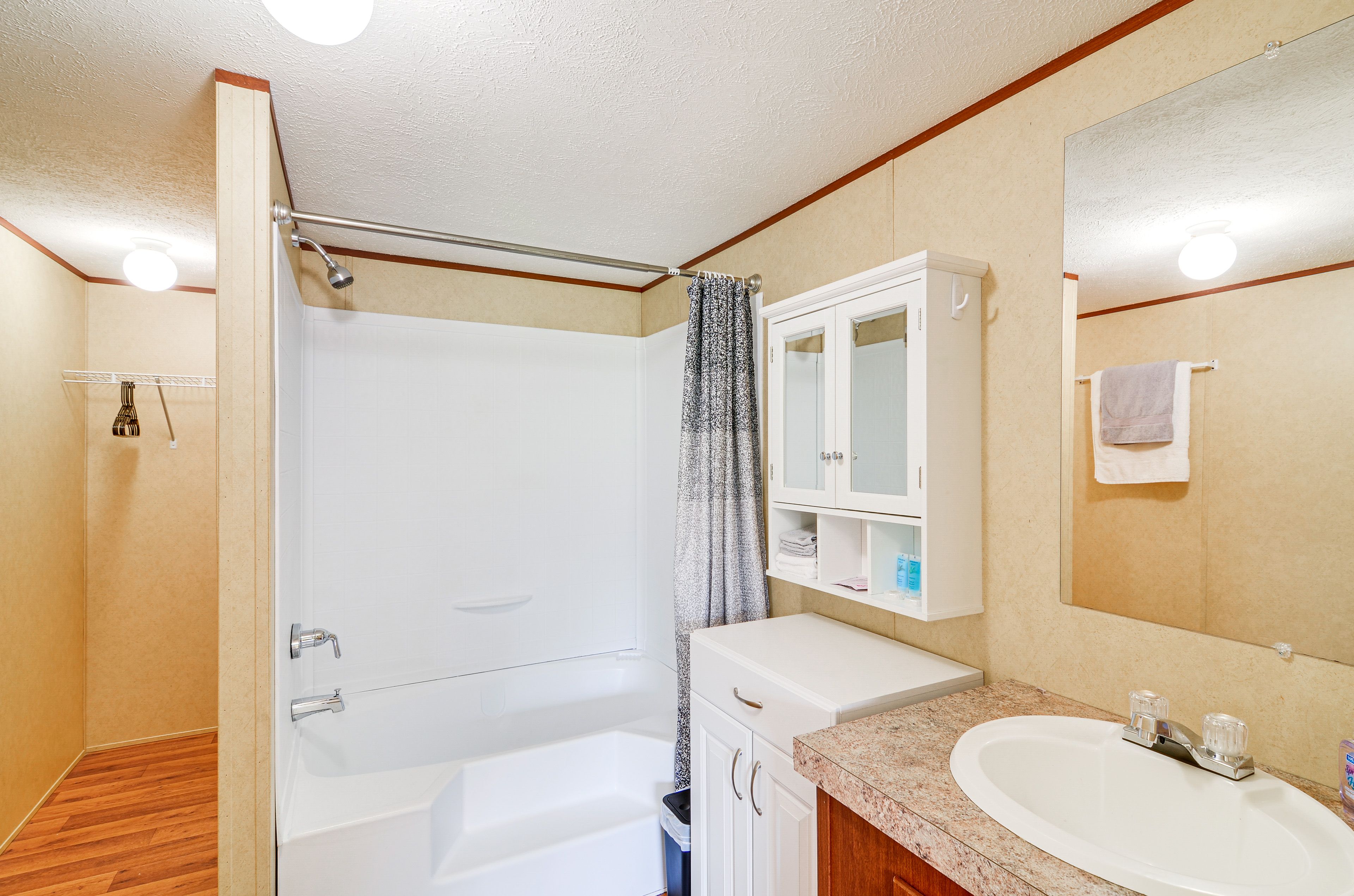 Full Bathroom | Towels Provided | Complimentary Toiletries