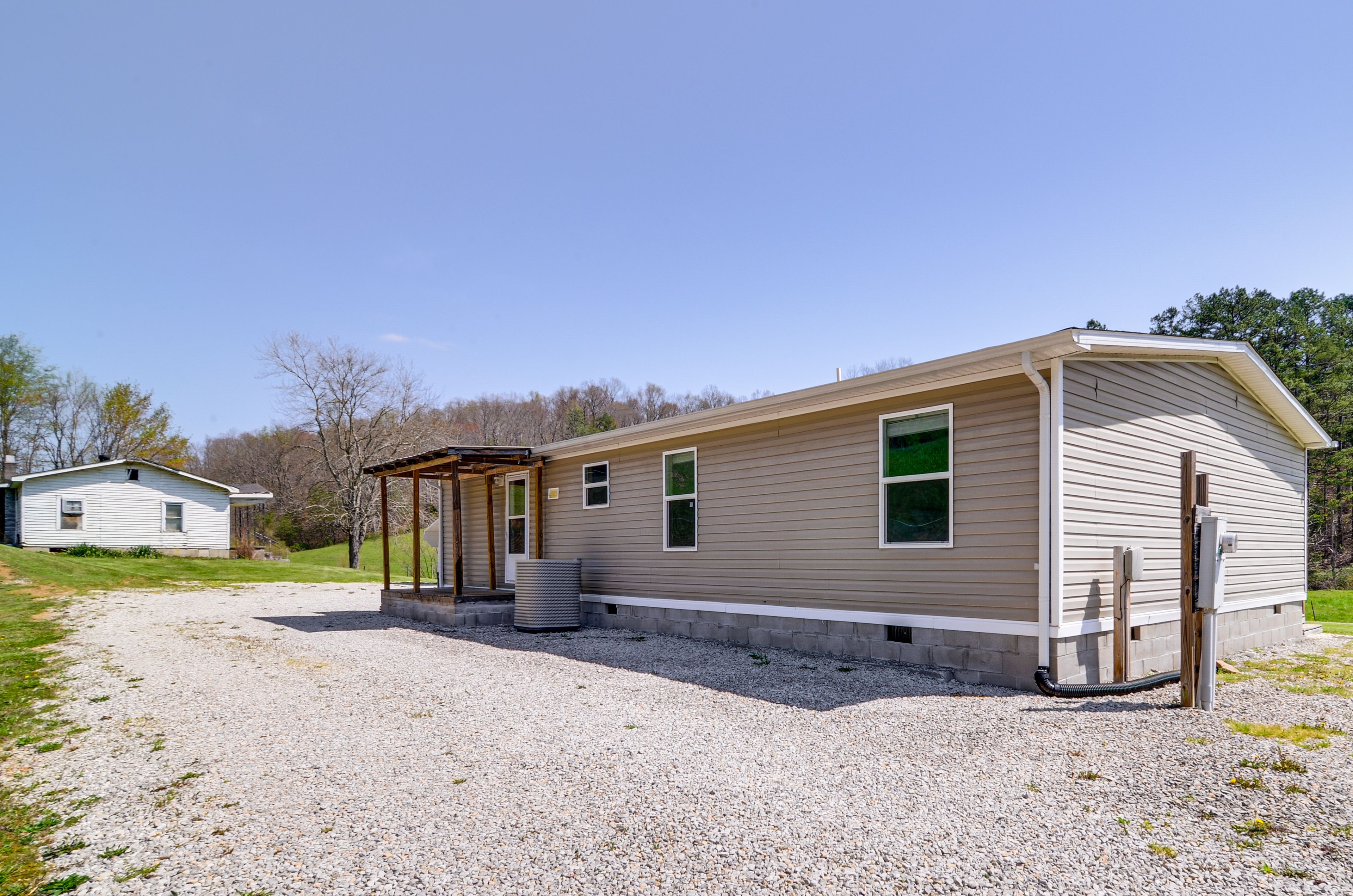 Parking | Gravel Driveway (6 Vehicles)
