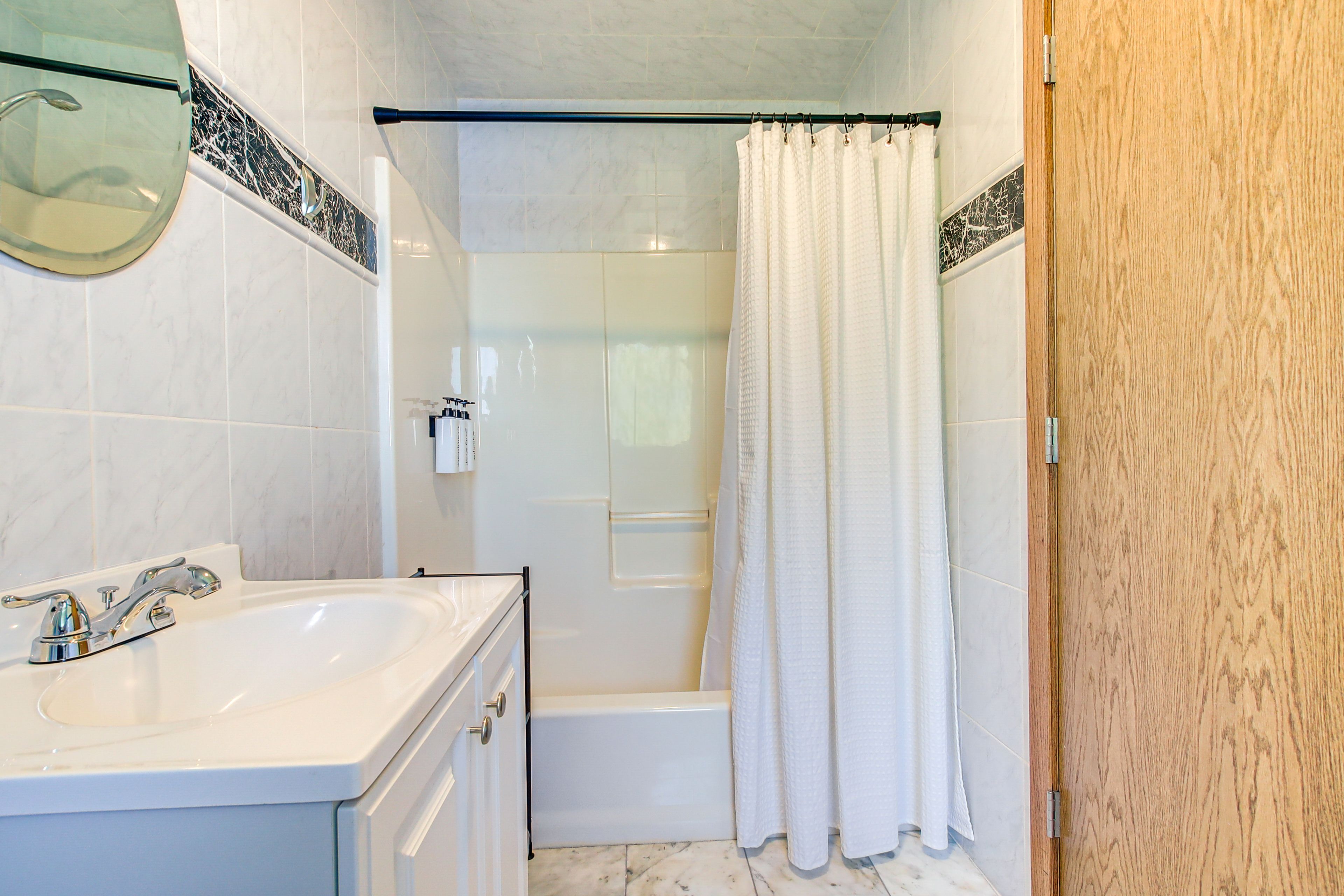 Full Bath | Complimentary Toiletries | 1st Floor