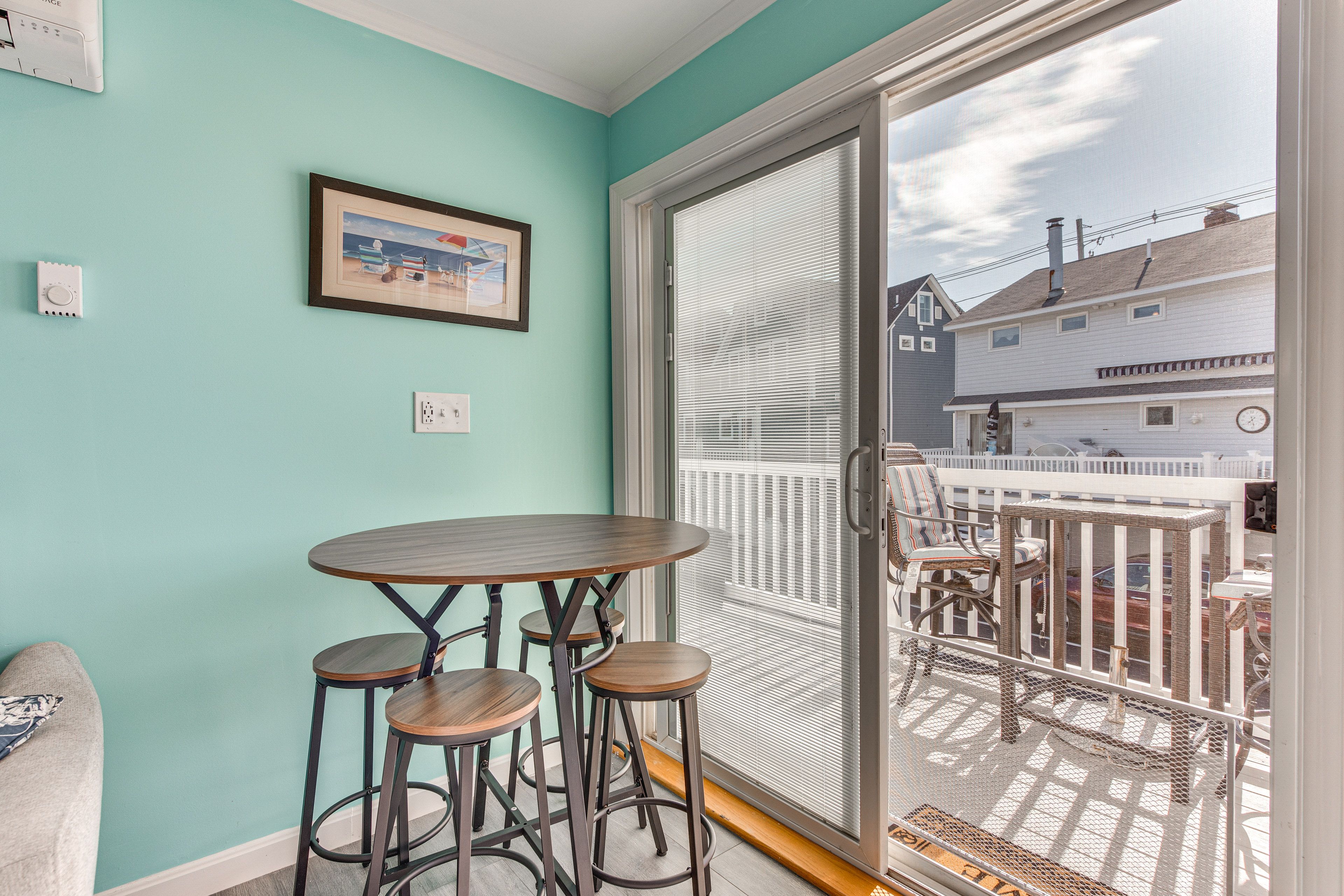 Indoor & Outdoor Dining Areas | Dishware & Flatware Provided