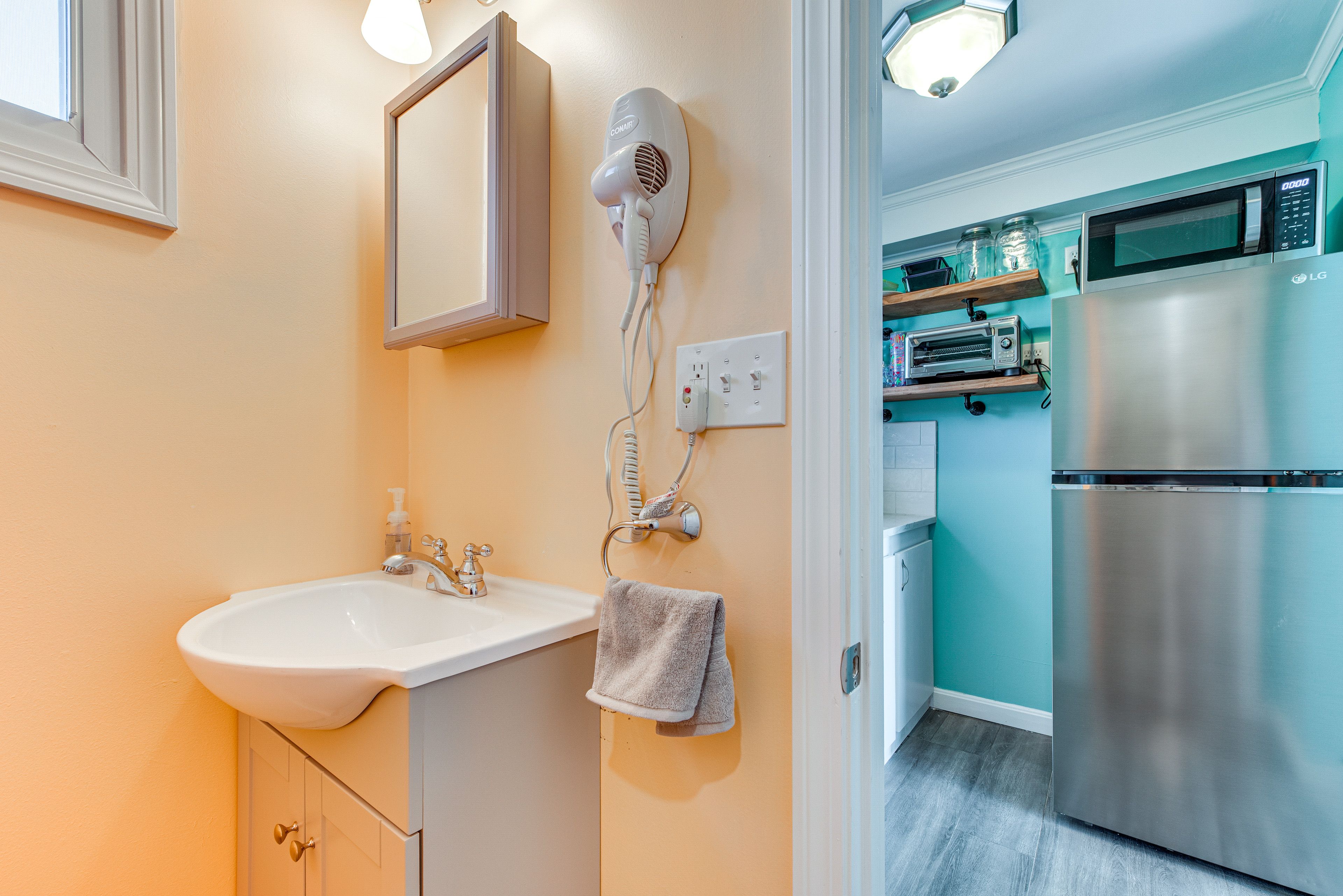 Full Bathroom | Complimentary Toiletries