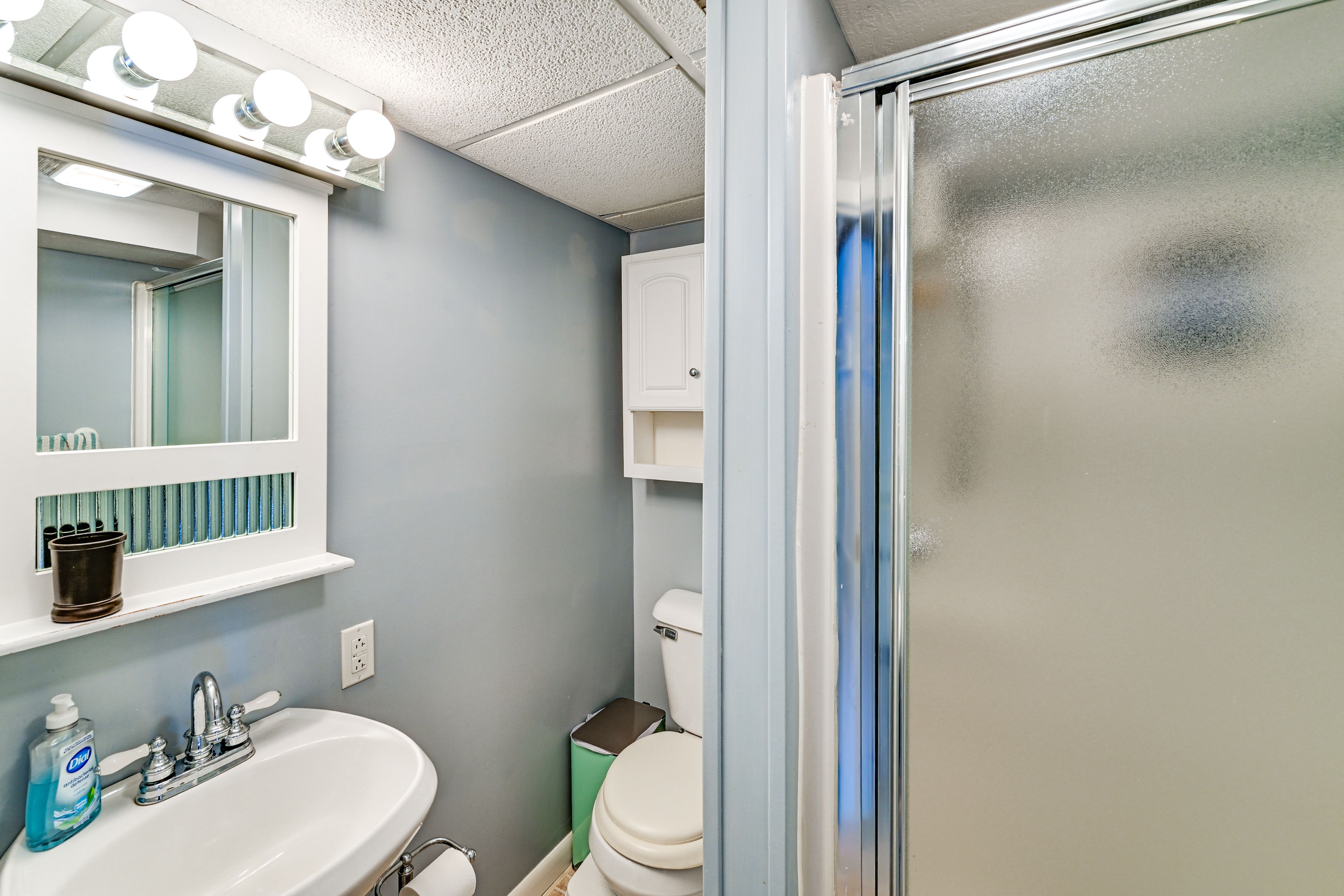 Bathroom | Main Floor