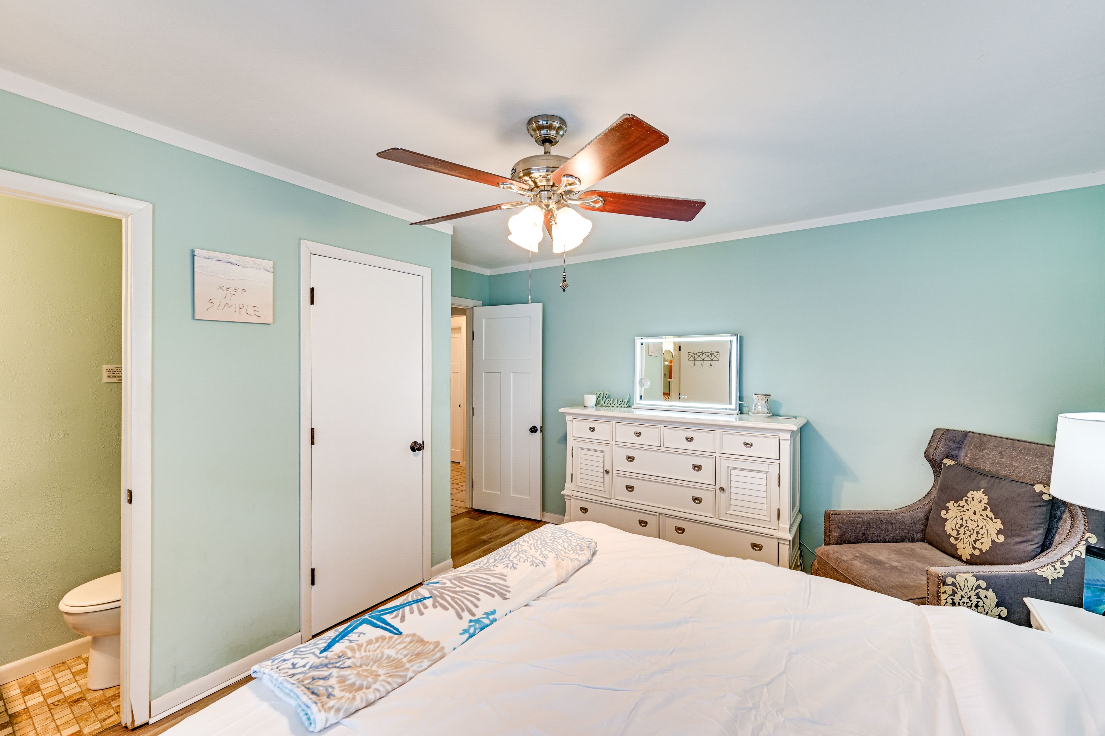 Bedroom 1 | Queen Bed | Main Floor
