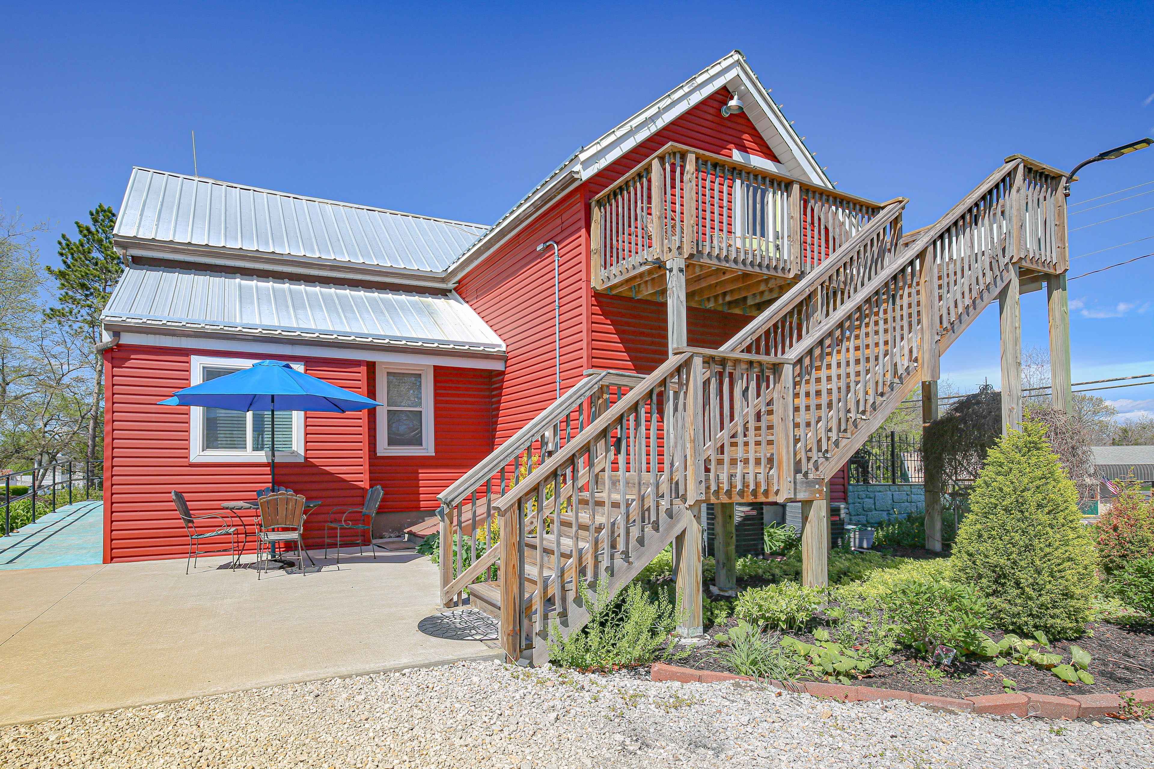 Property Exterior | 2nd-Floor Apartment | Shared Parking Lot (2 Vehicles)