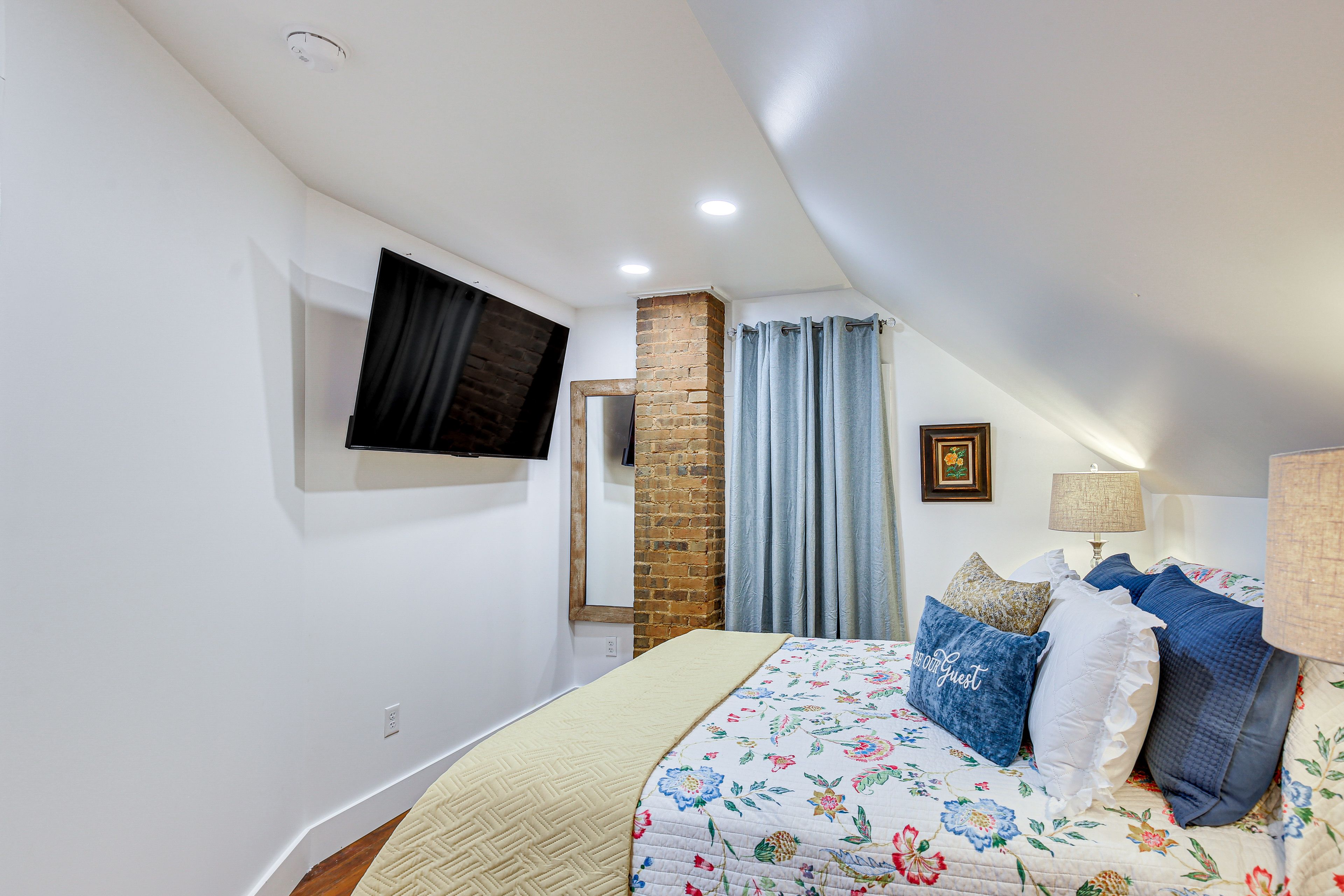 Bedroom | Queen Bed | Smart TV