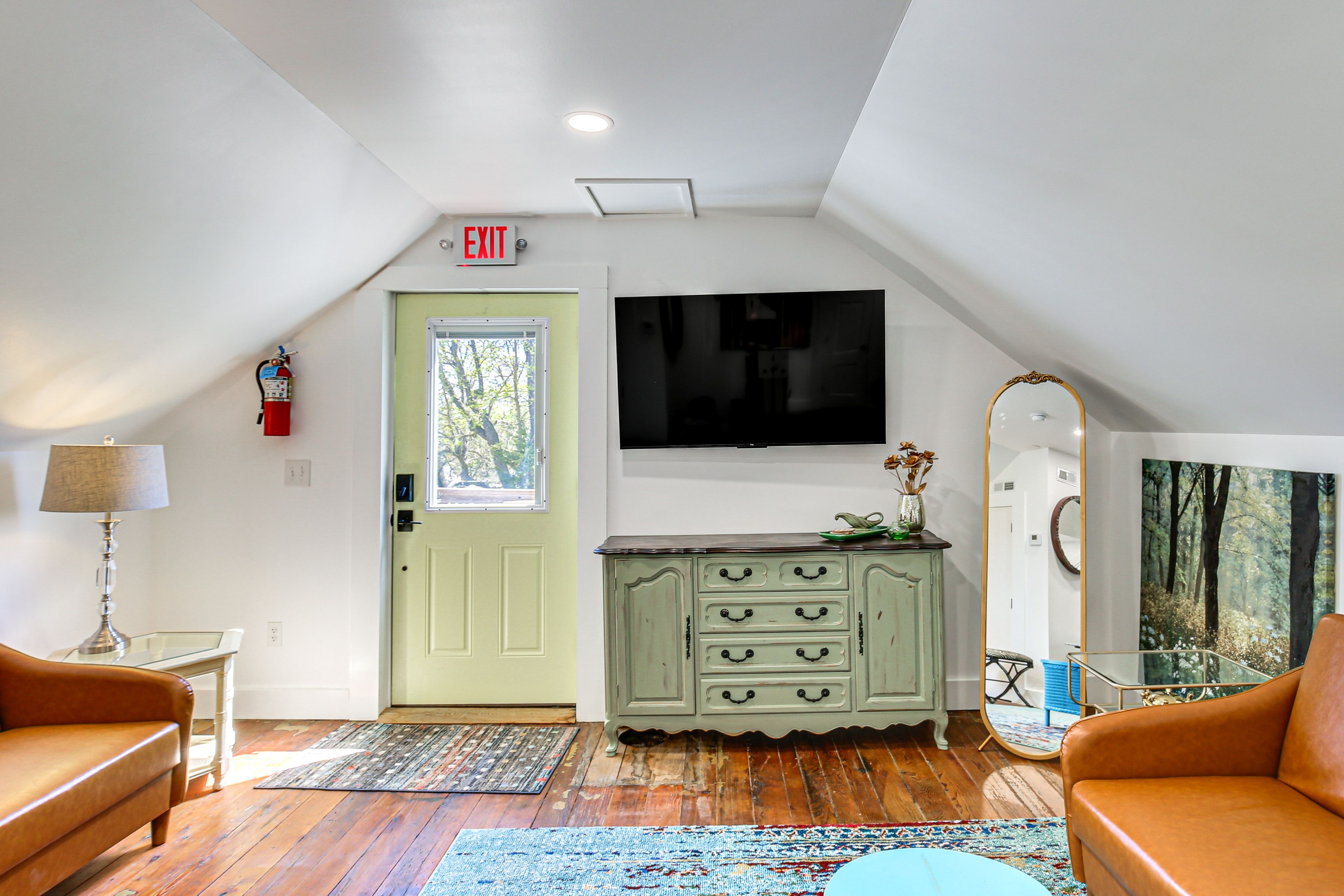 Living Room | Smart TV | Free WiFi | Central A/C & Heating