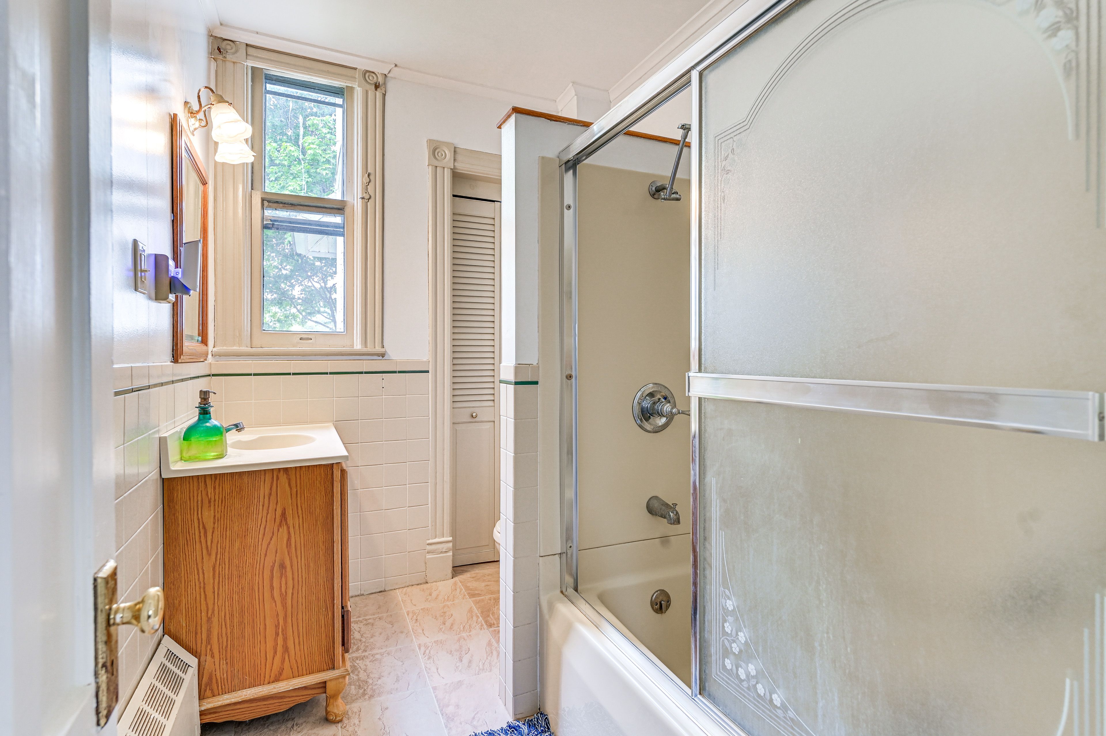 Full Bathroom | Complimentary Toiletries | Towels Provided | 1st Floor