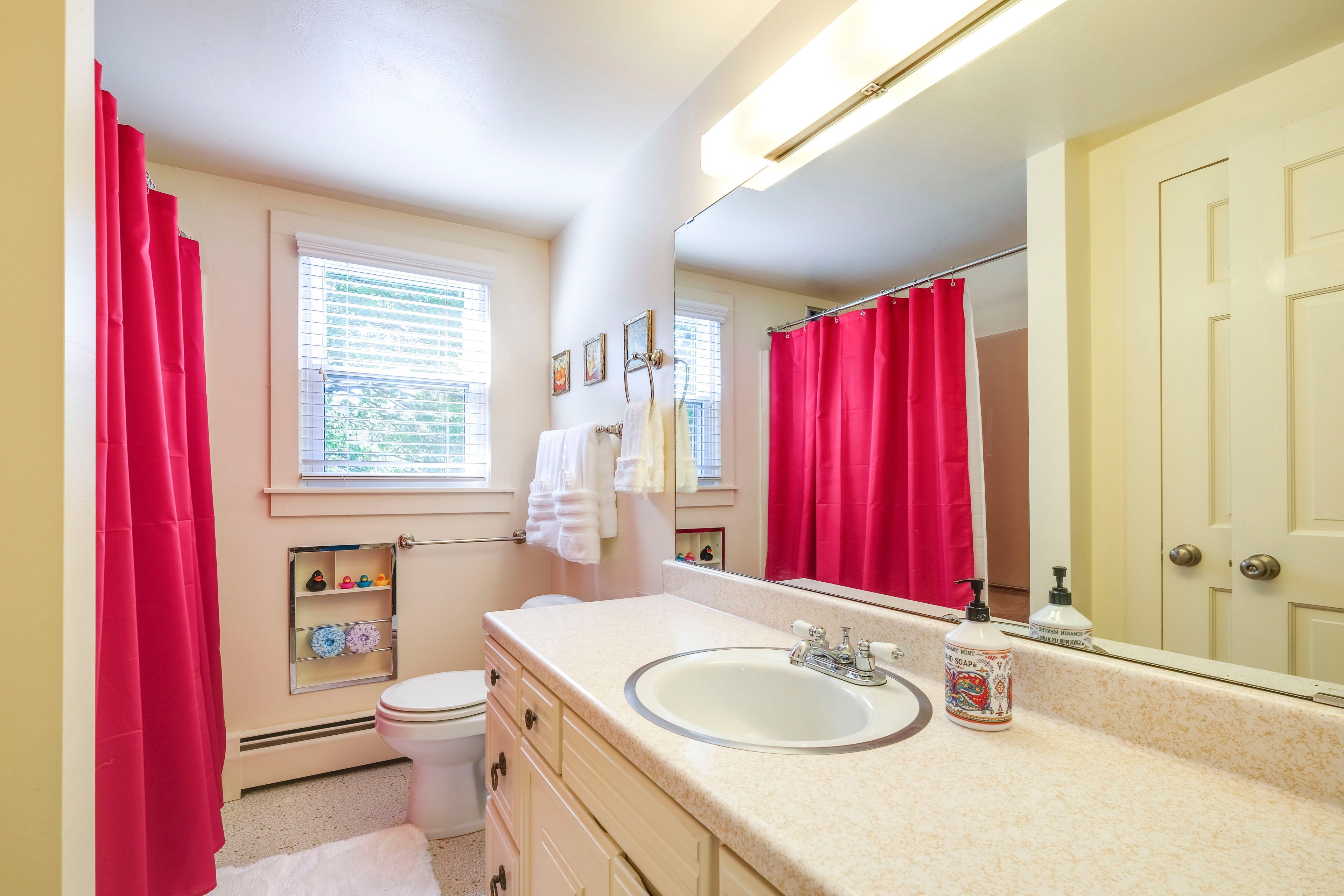 Full Bathroom | Towels Provided | Complimentary Toiletries | 3rd Floor