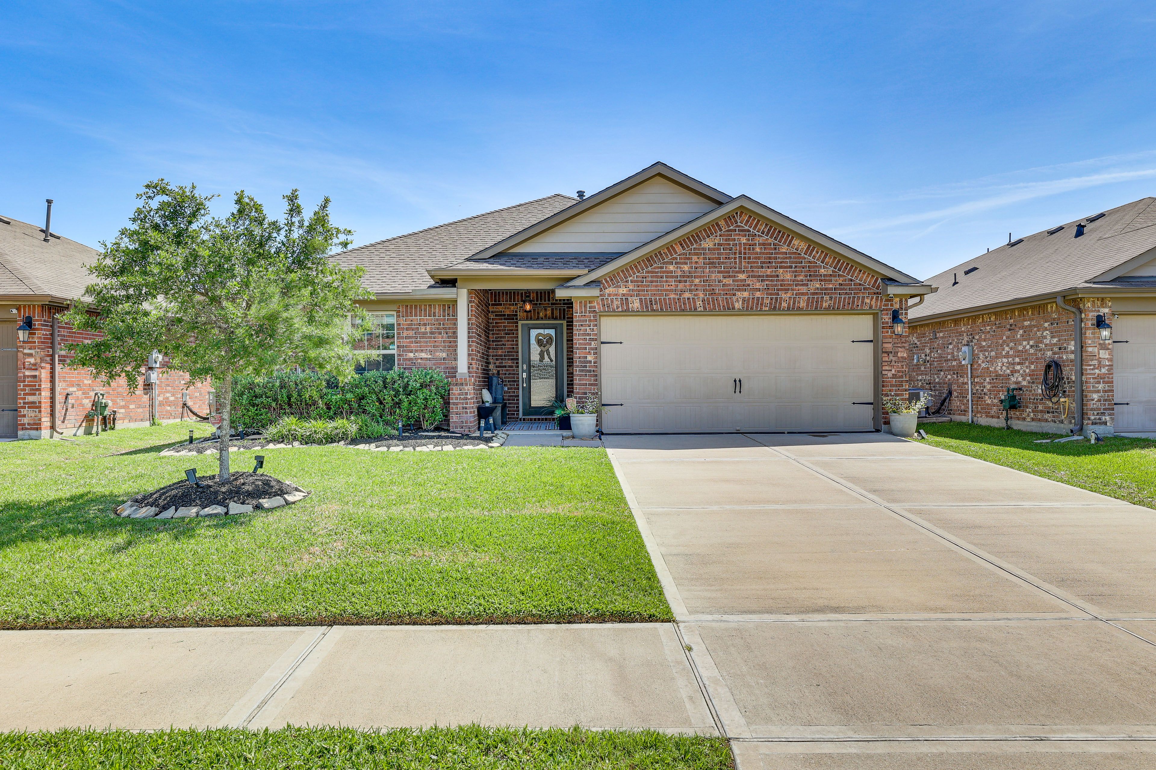 Parking | Driveway (4 Vehicles) | No Garage Access