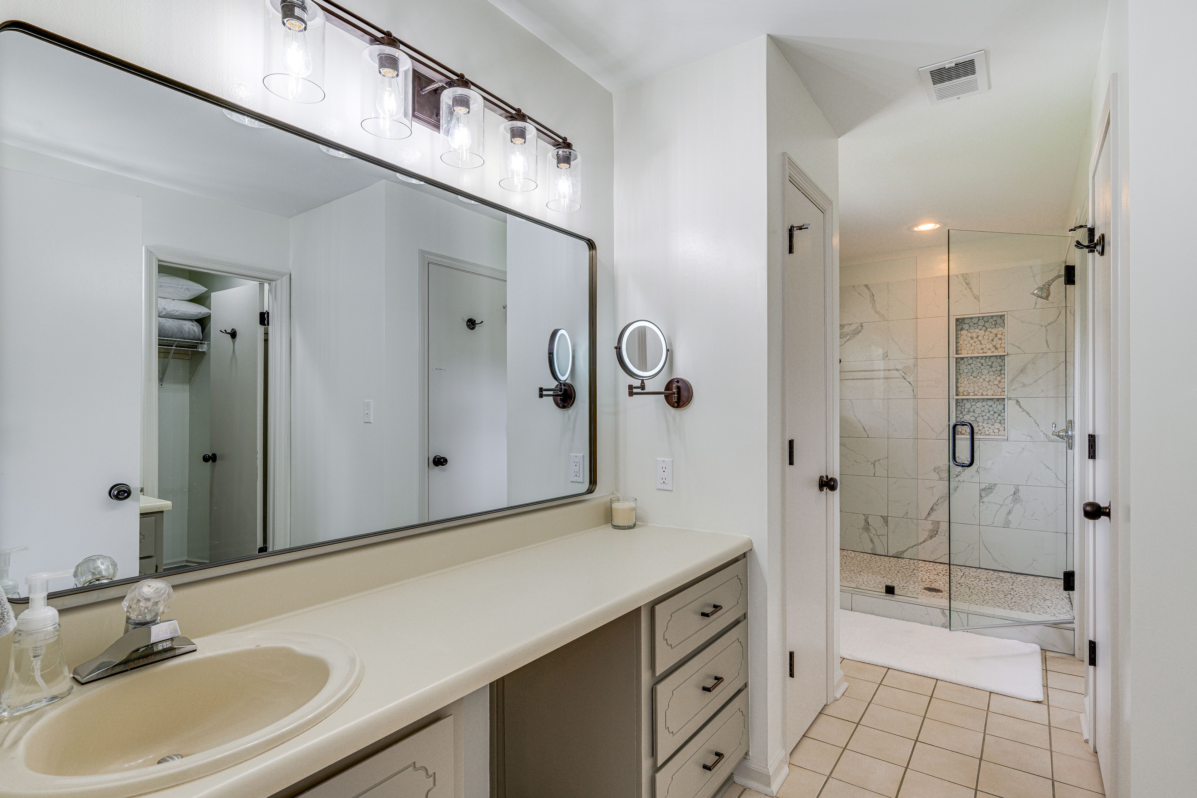 Full Bath | Walk-In Closet | Towels | Hair Dryer