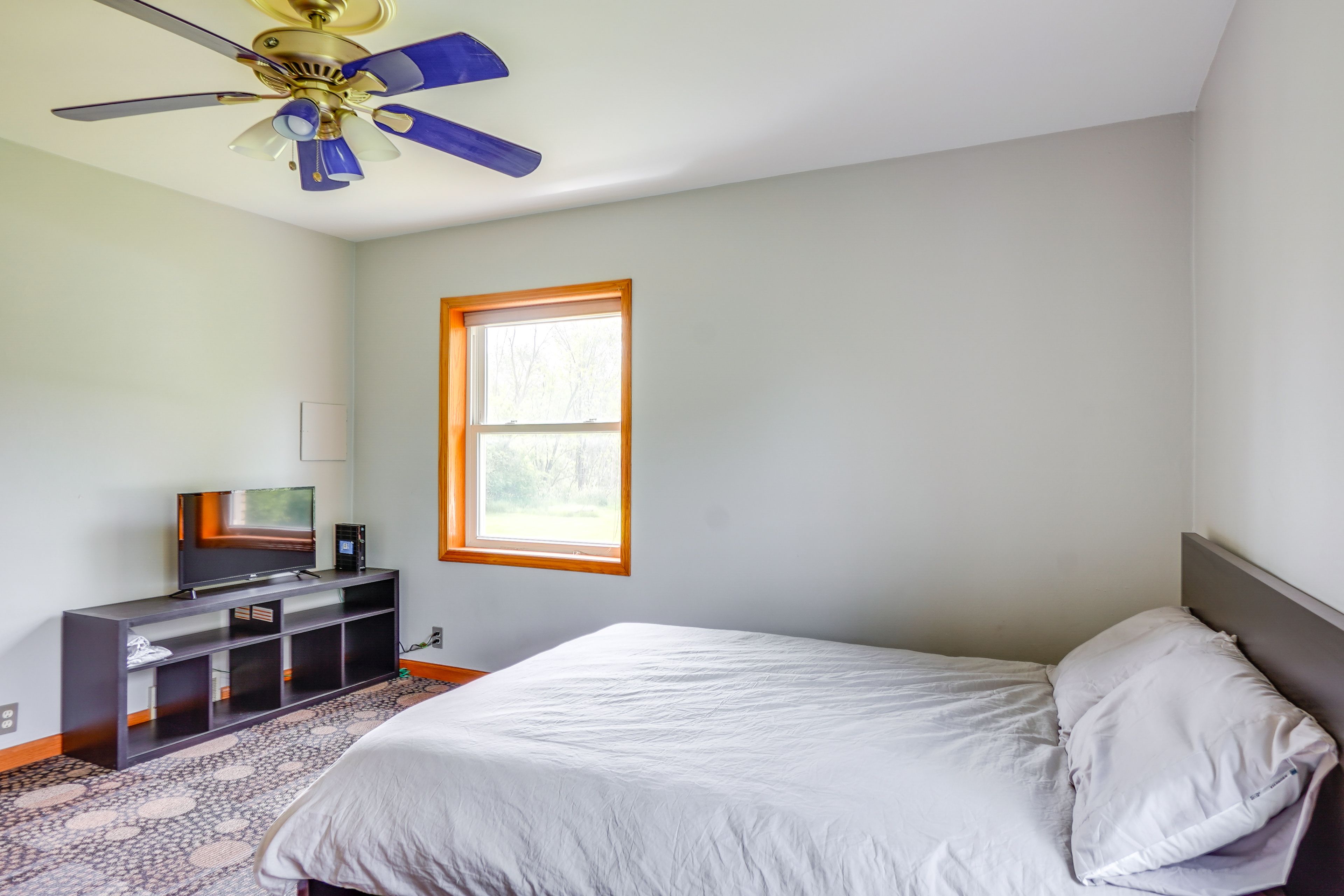 Bedroom 1 | Queen Bed | Linens Provided | Flat-Screen TV | Ceiling Fans