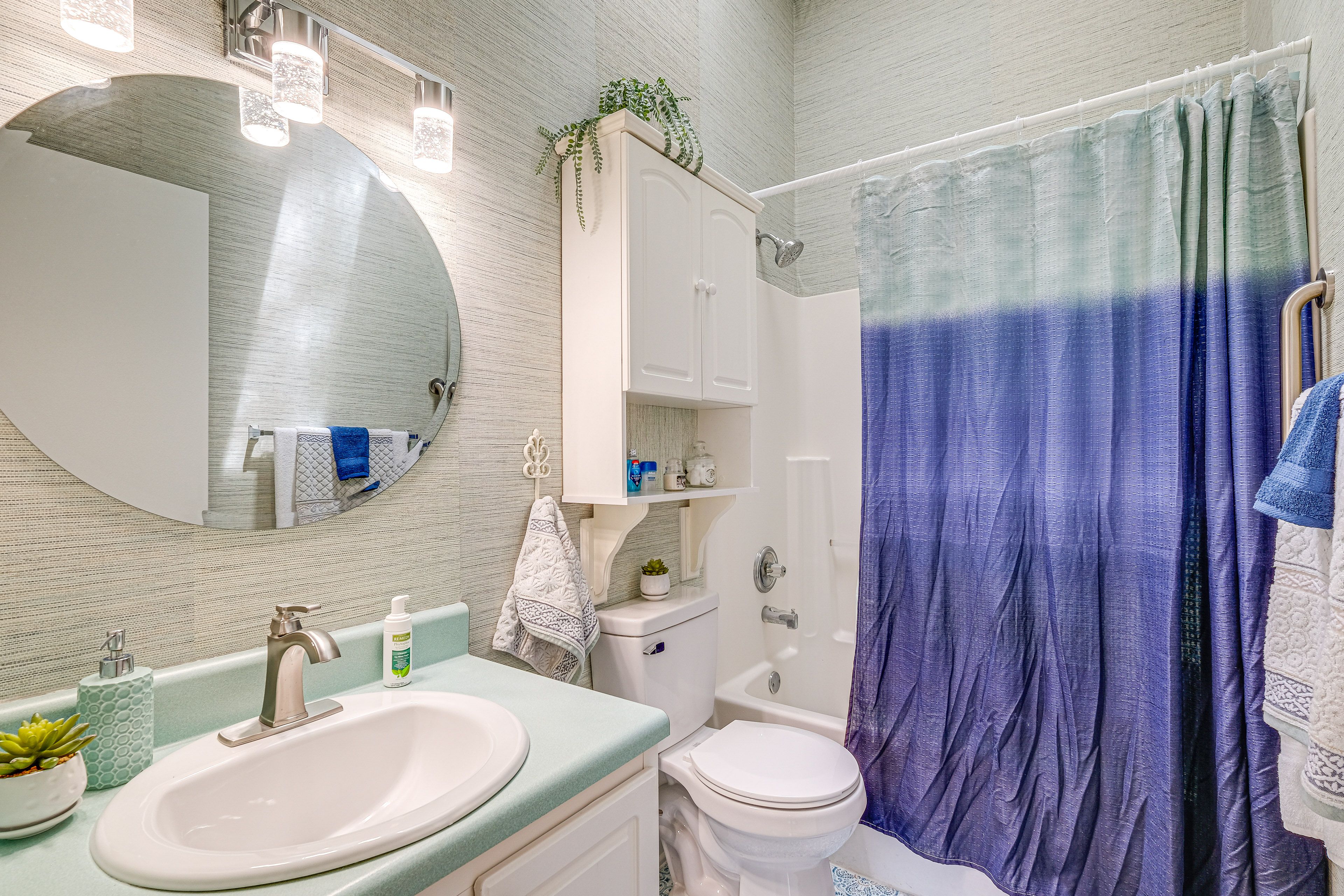 Full Bathroom | Towels Provided | Shower/Tub Combo