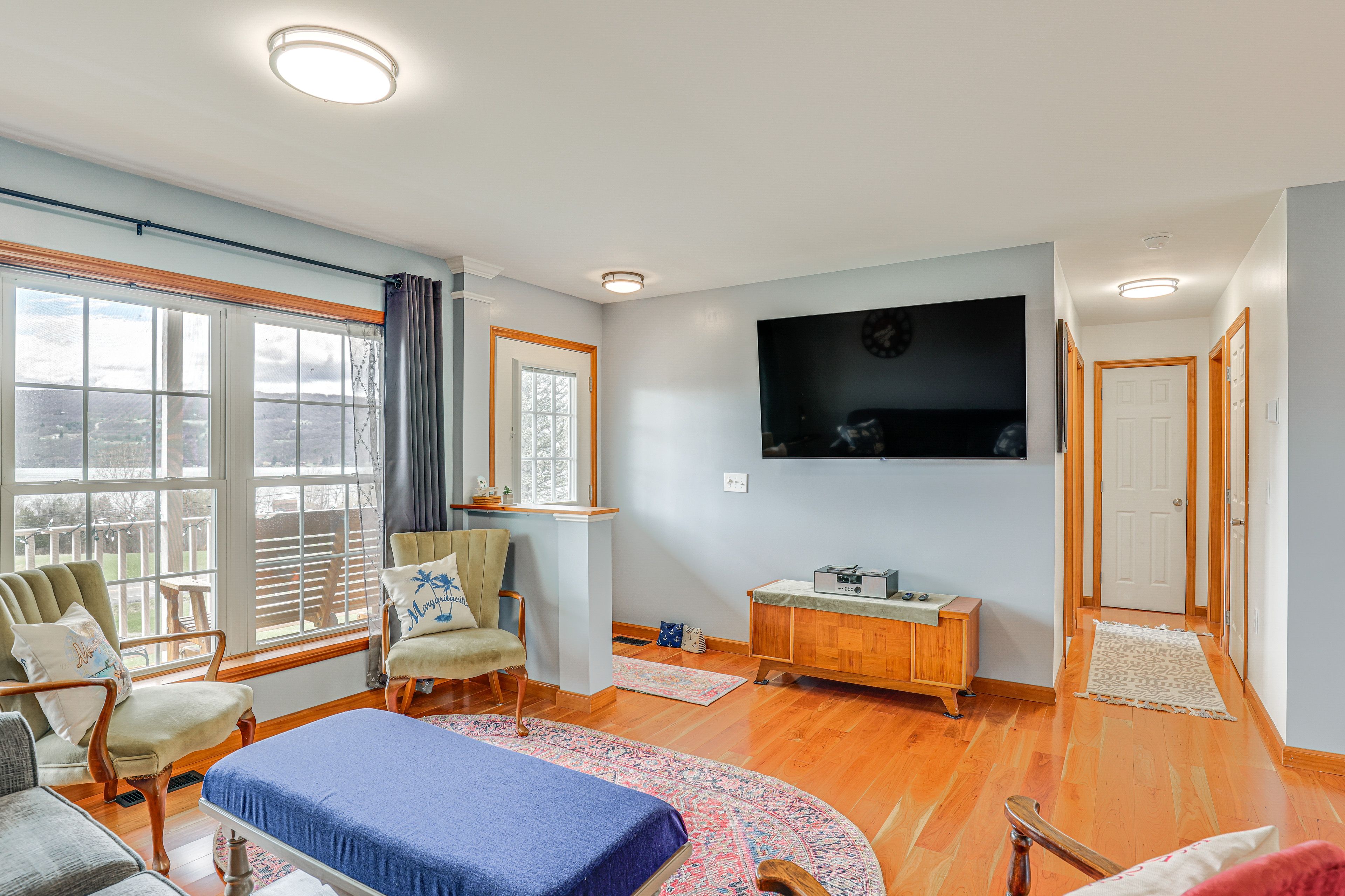 Living Room | Smart TV | Central Heating & A/C | Free WiFi