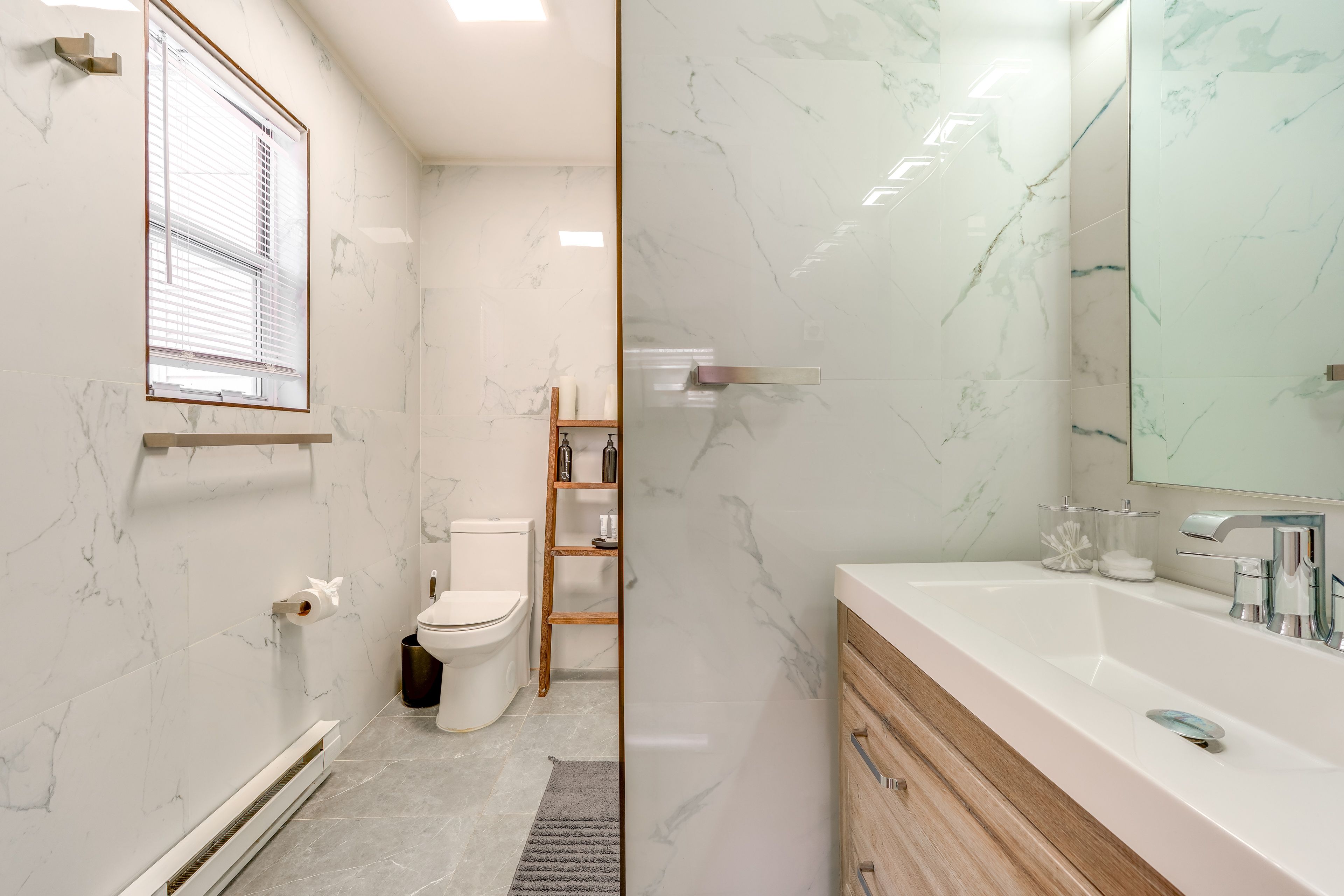 Full Bathroom | Complimentary Toiletries | Towels Provided | Upper Level