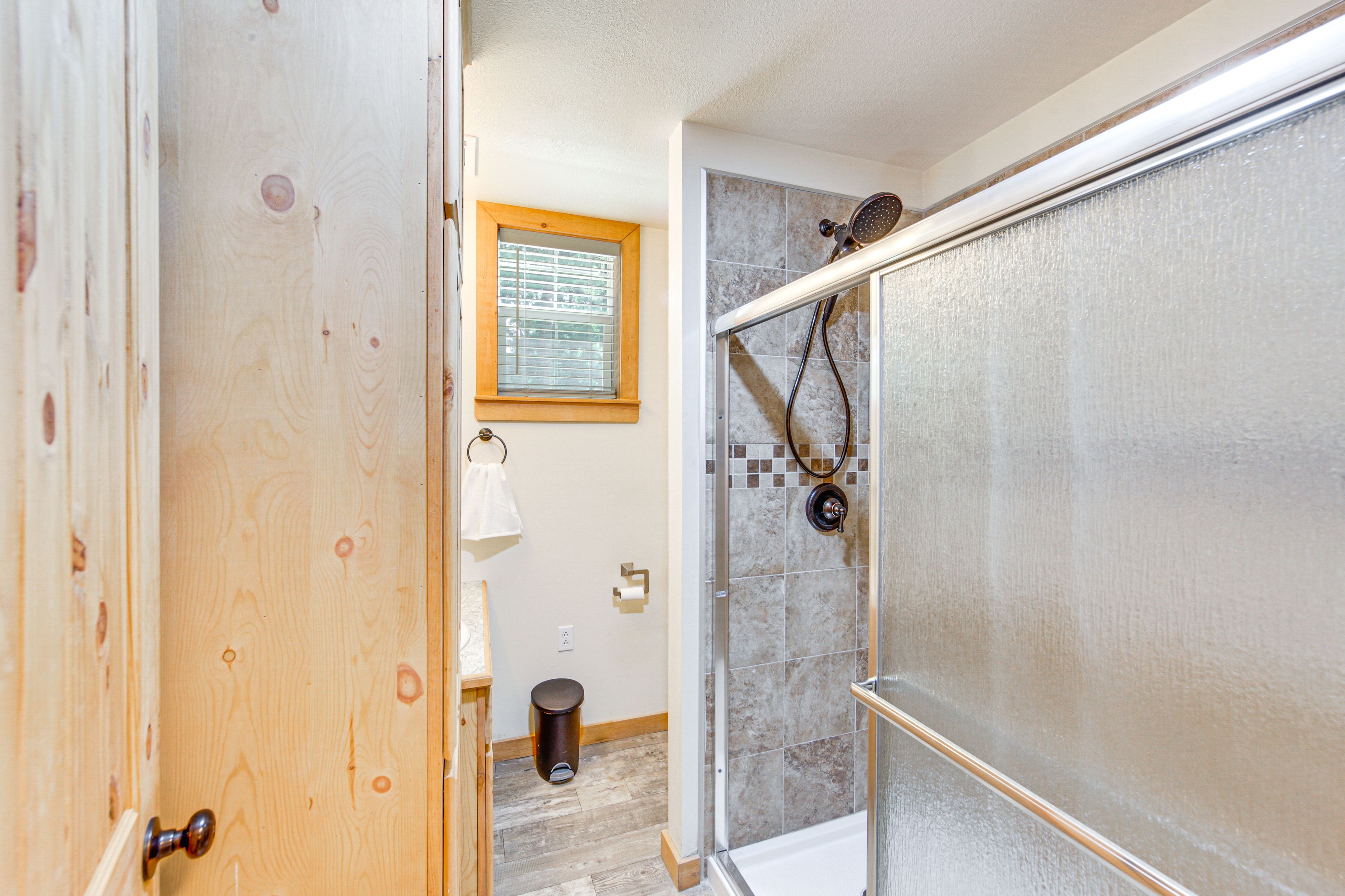 Full Bathroom | Towels Provided