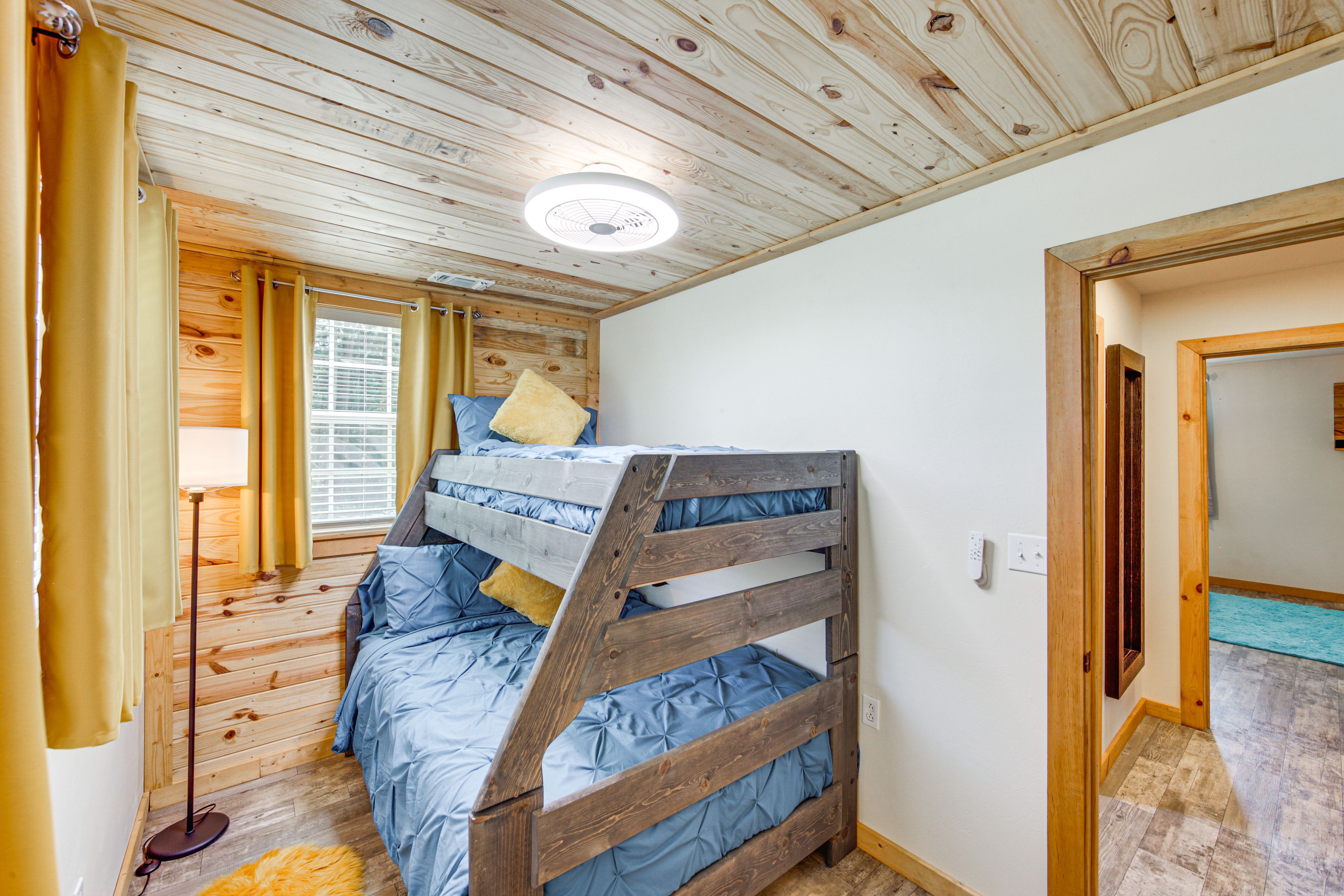 Bedroom 3 | Twin/Full Bunk Bed