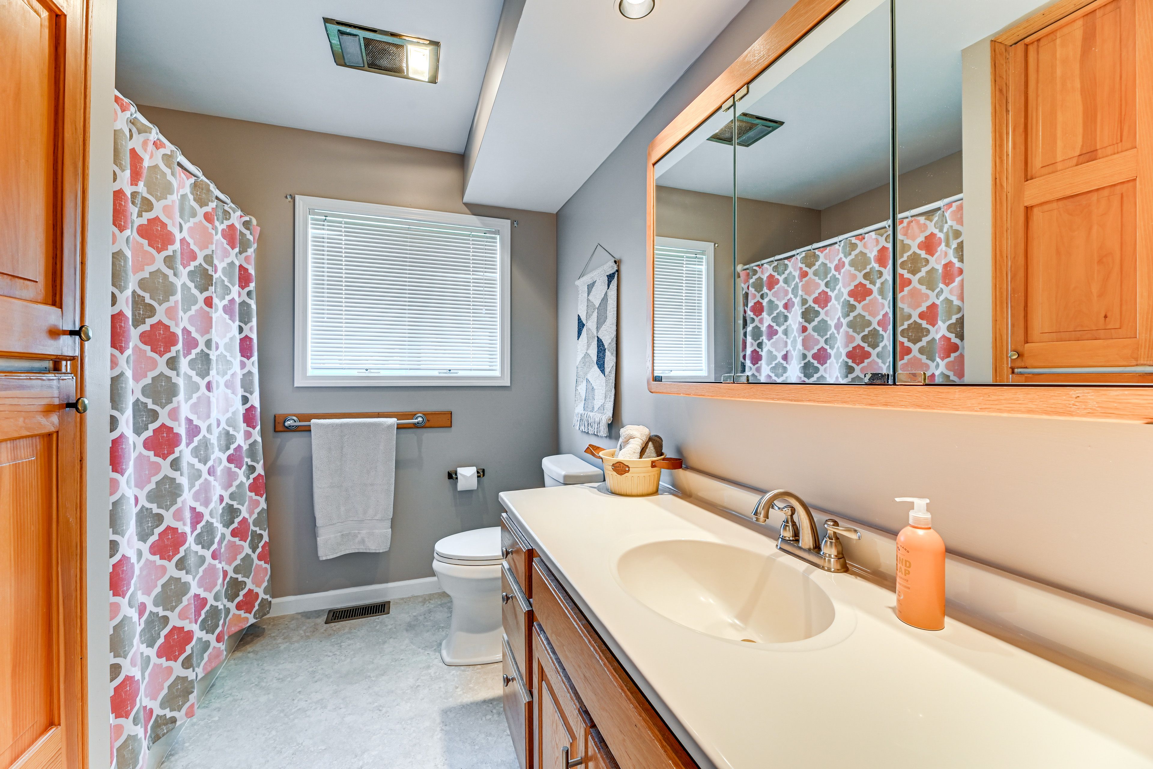 Full Bathroom | Complimentary Toiletries | 1st Floor