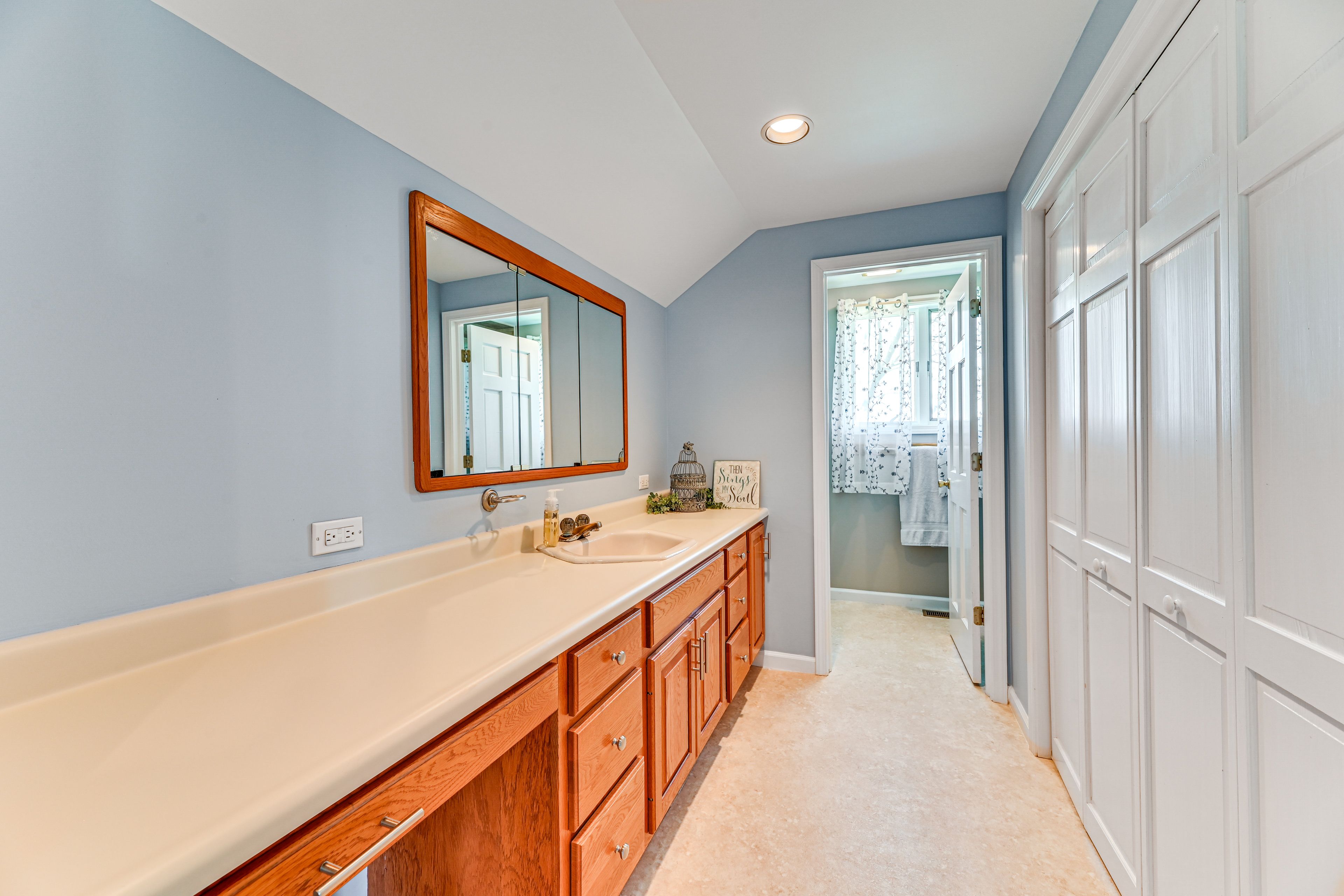 Full Bathroom | Towels Provided | 2nd Floor
