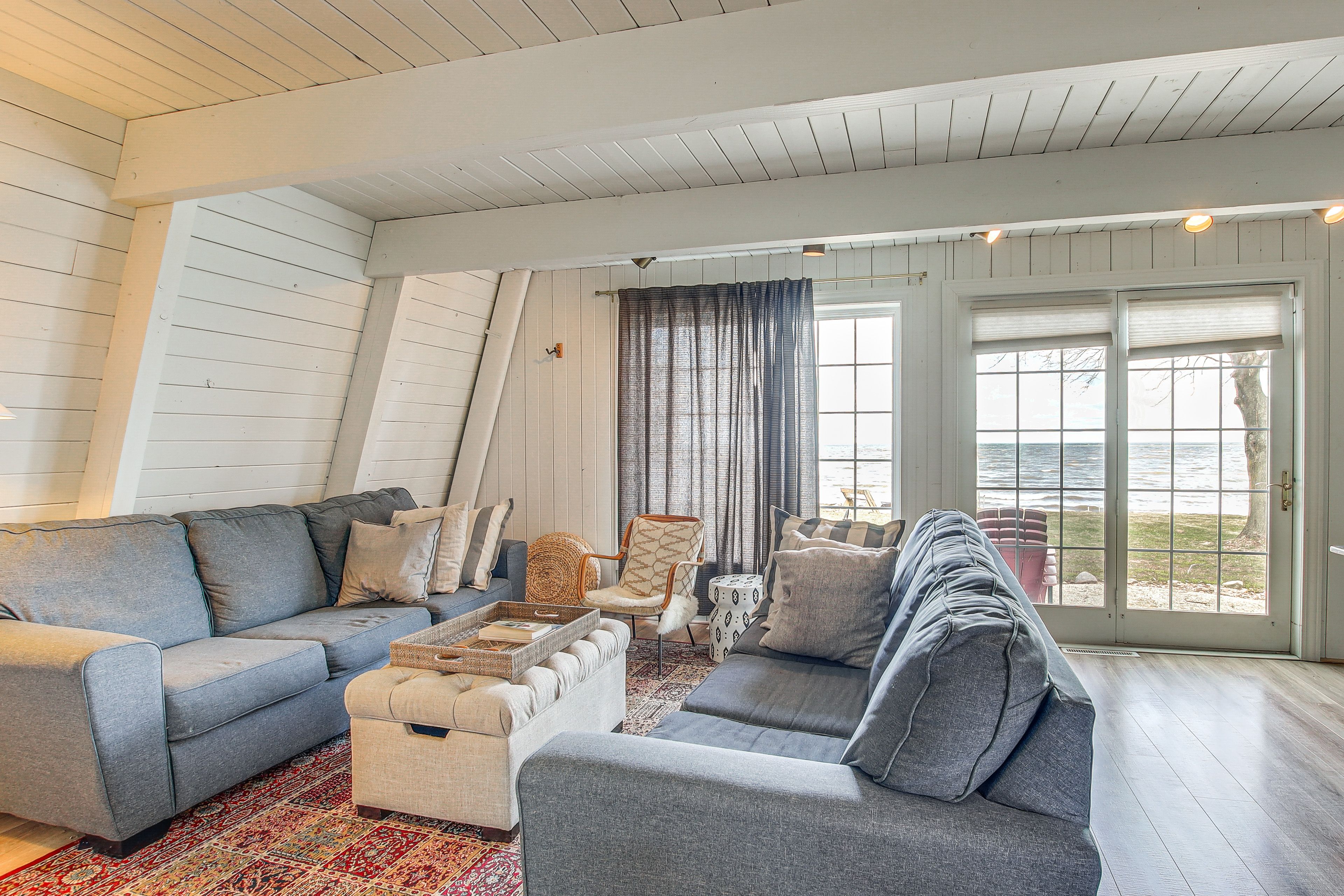 Living Room | Free WiFi | Smart TV | 1st Floor